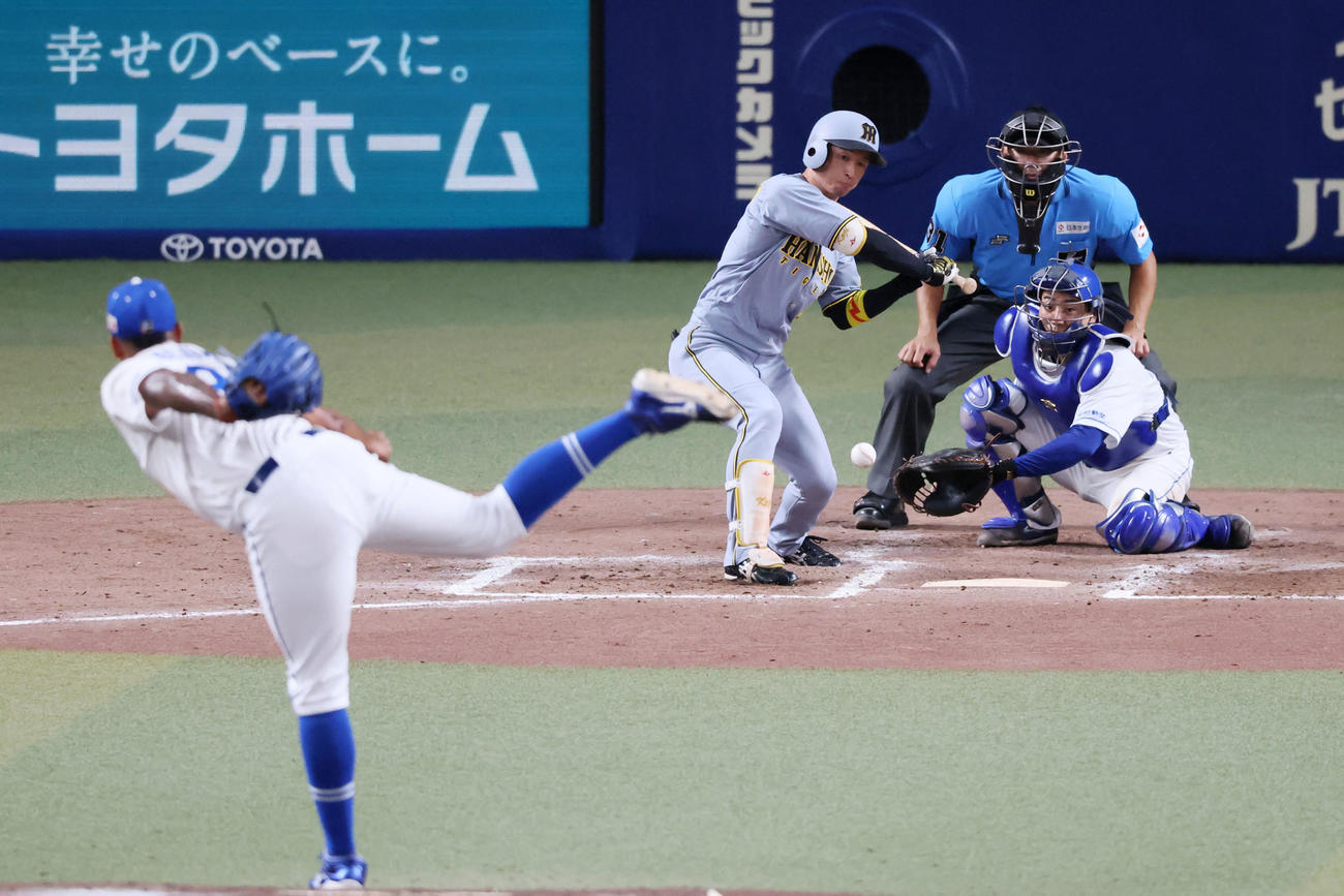 中日対阪神　8回表阪神1死一、三塁、代打近本は四球を選ぶ。投手メヒア（撮影・加藤哉）