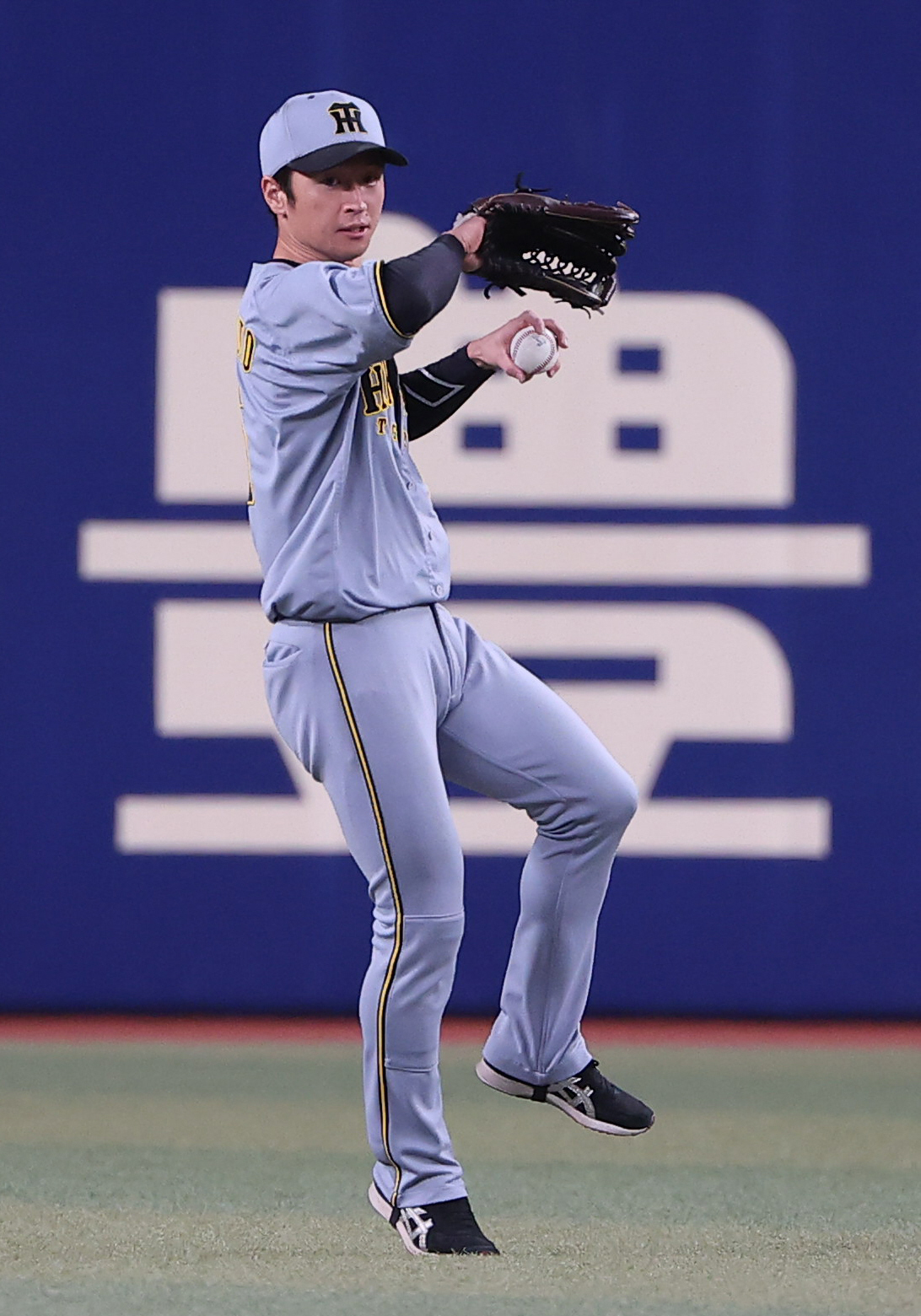 中日対阪神　シートノックを受ける近本（撮影・上田博志）