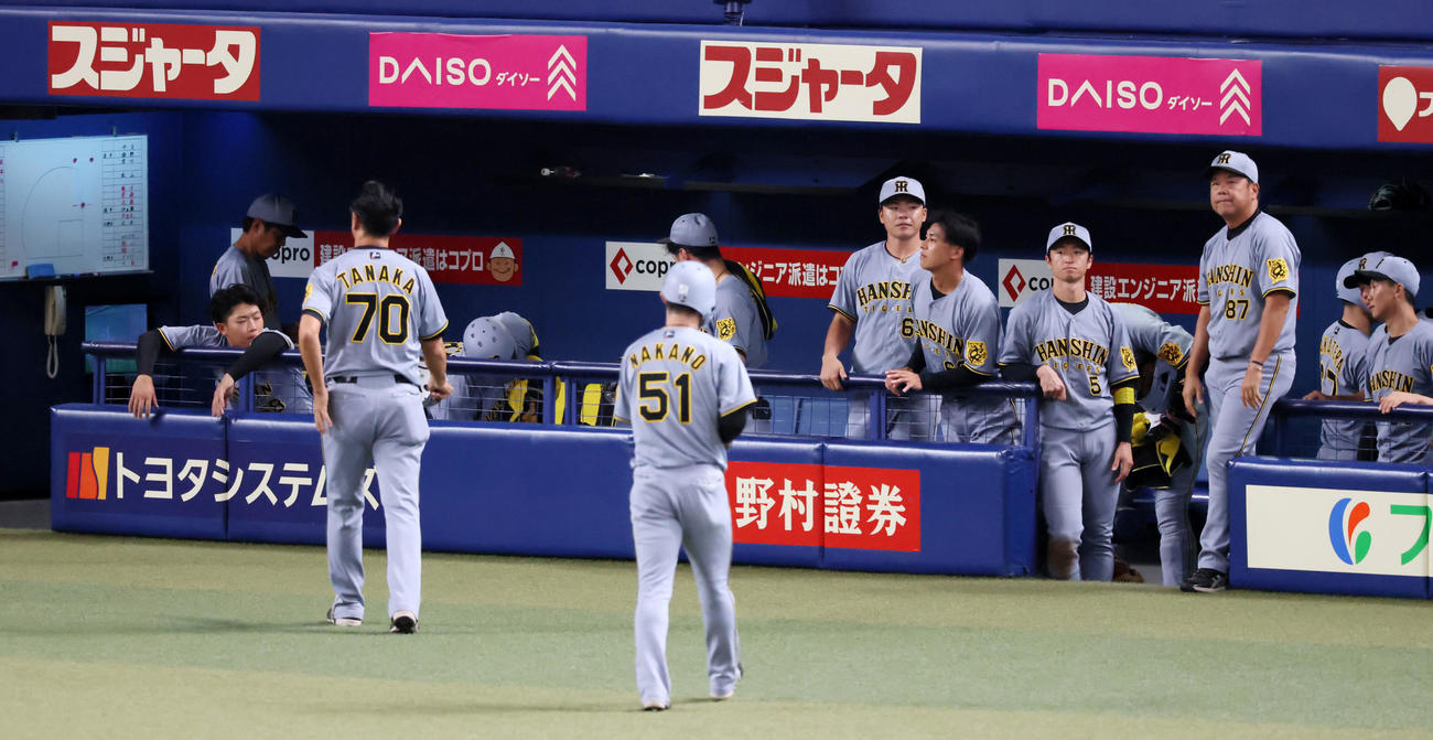 中日対阪神　中日に敗れた阪神ナイン（撮影・加藤哉）