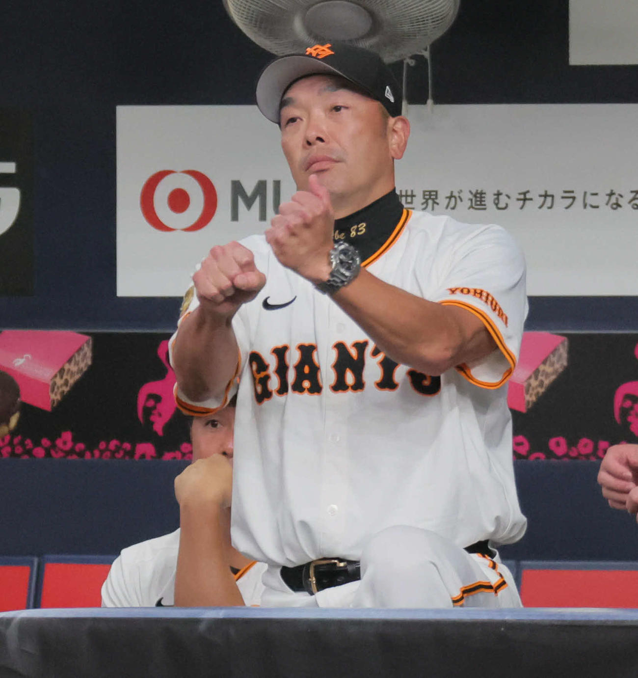 巨人対ヤクルト　6回裏巨人、ベンチからサインを出す阿部監督（撮影・宮崎幸一）