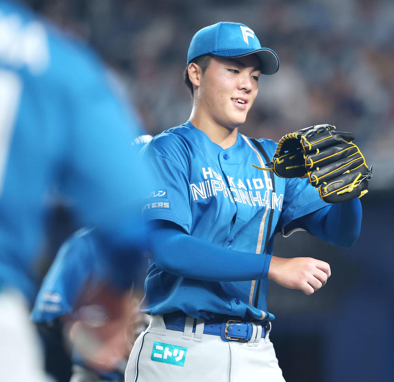 ロッテ対日本ハム　3回裏を抑えベンチに戻る柴田（撮影・河田真司）