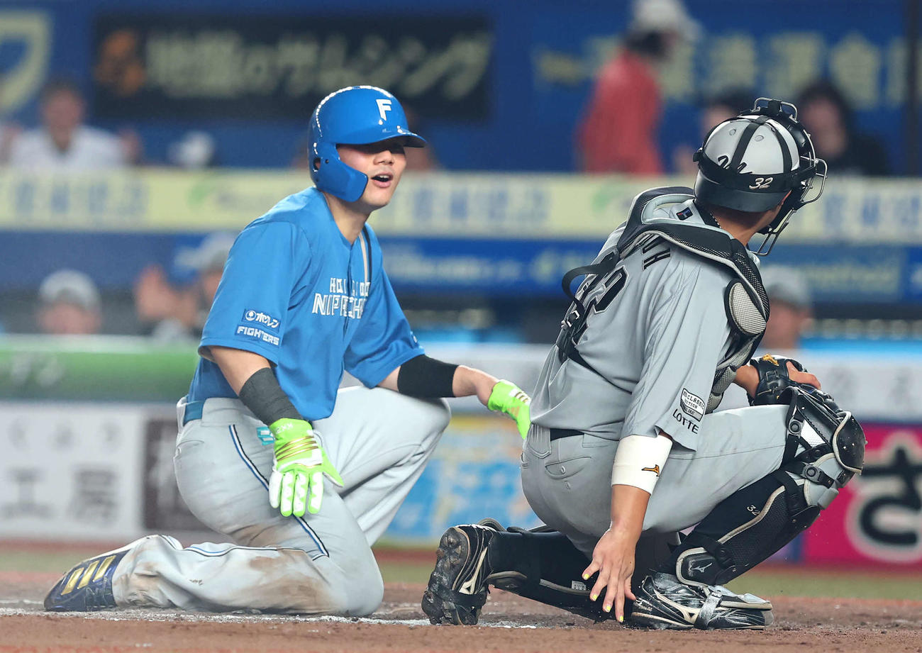 ロッテ対日本ハム　7回表日本ハム2死一塁、山県の二塁打から生還を試みるも走塁死に倒れる清宮幸（撮影・河田真司）