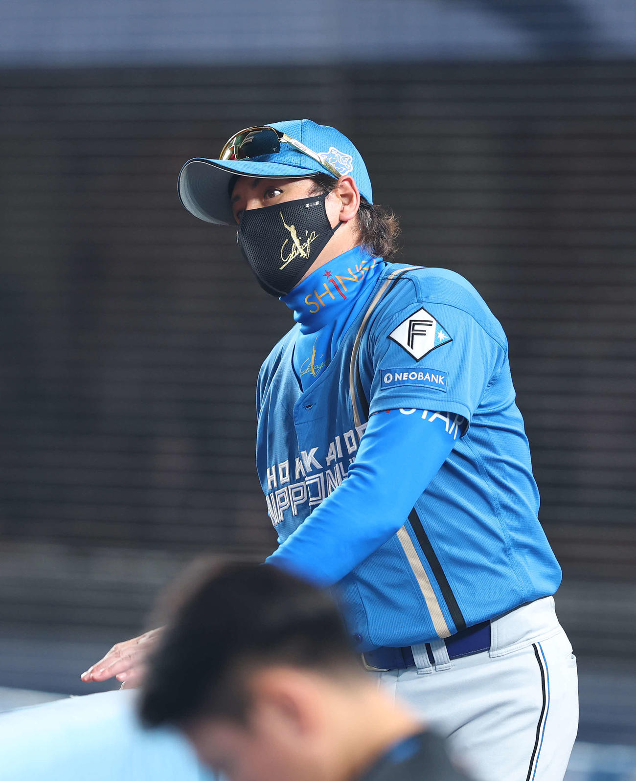 ロッテ対日本ハム　7回表を終え選手交代を告げる新庄監督（撮影・河田真司）