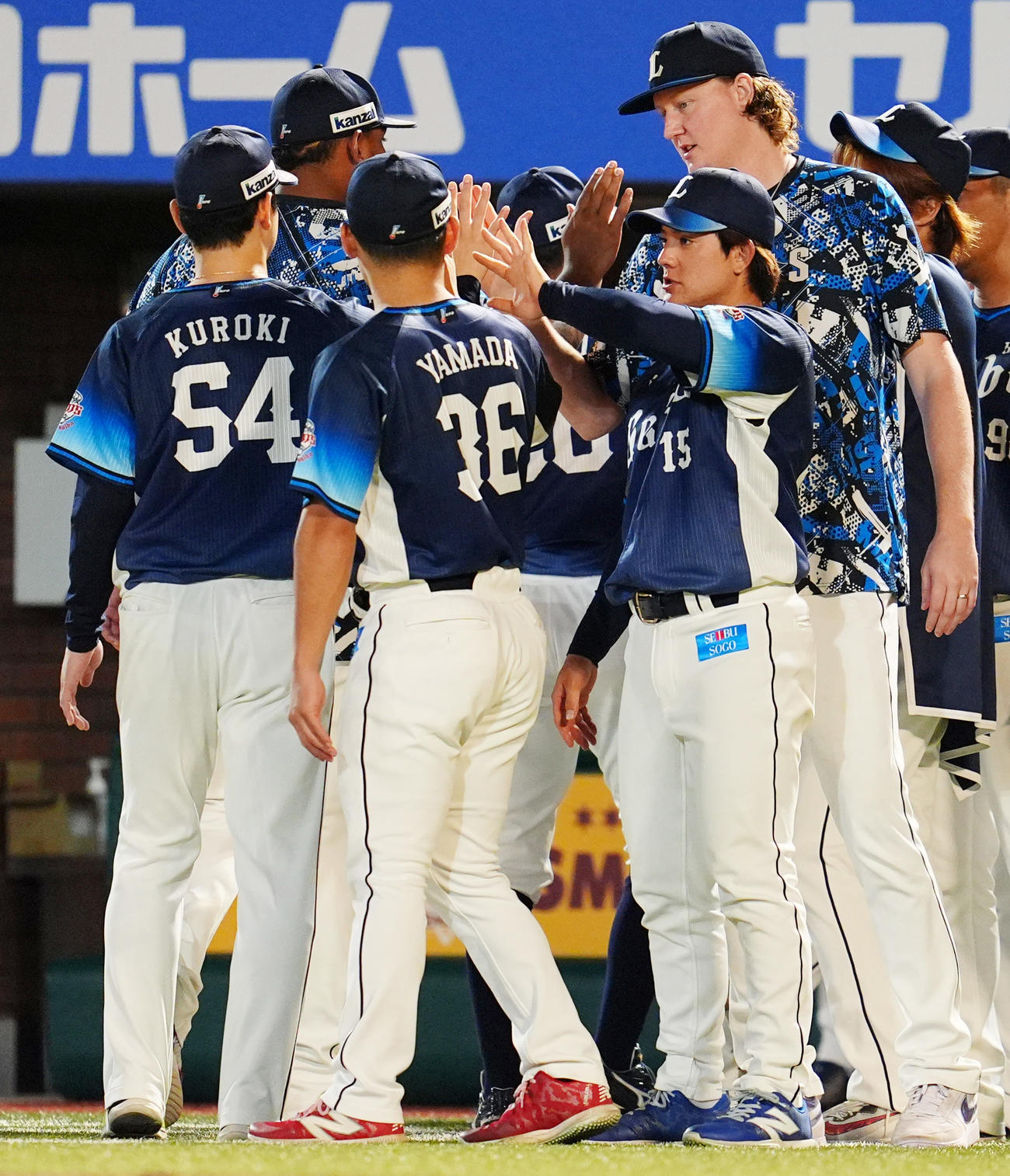 楽天対西武　西武が勝利し、選手を出迎える勝利投手の与座（手前右）（撮影・清水貴仁）