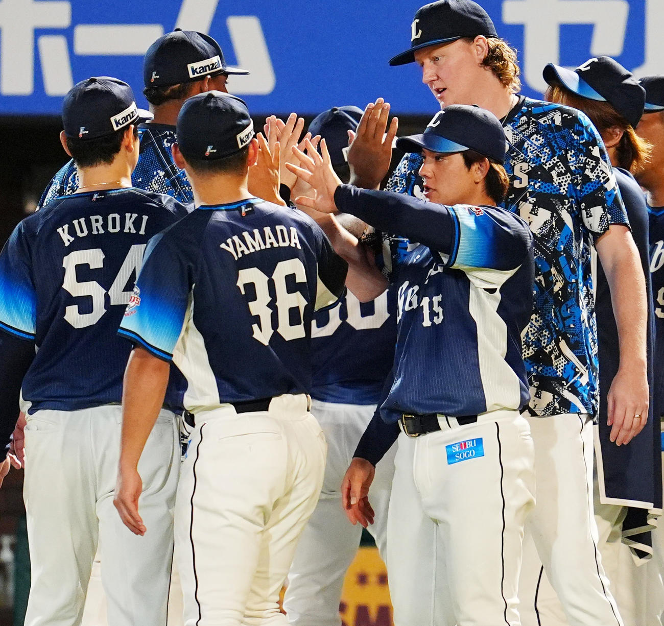 楽天対西武　西武が勝利し、選手を出迎える勝利投手の与座（手前右）（撮影・清水貴仁）