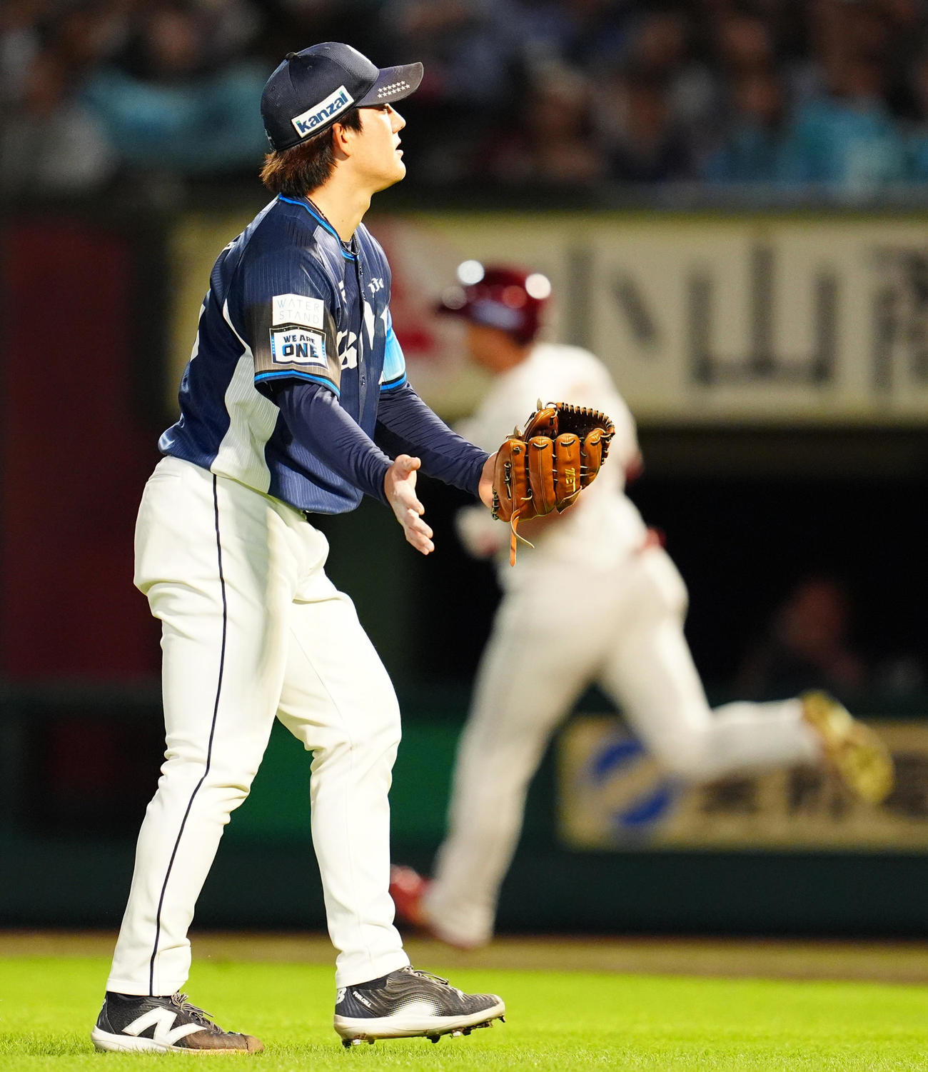 楽天対西武　4回裏楽天2死、中島を左飛に打ち取りグラブをたたく与座（撮影・清水貴仁）