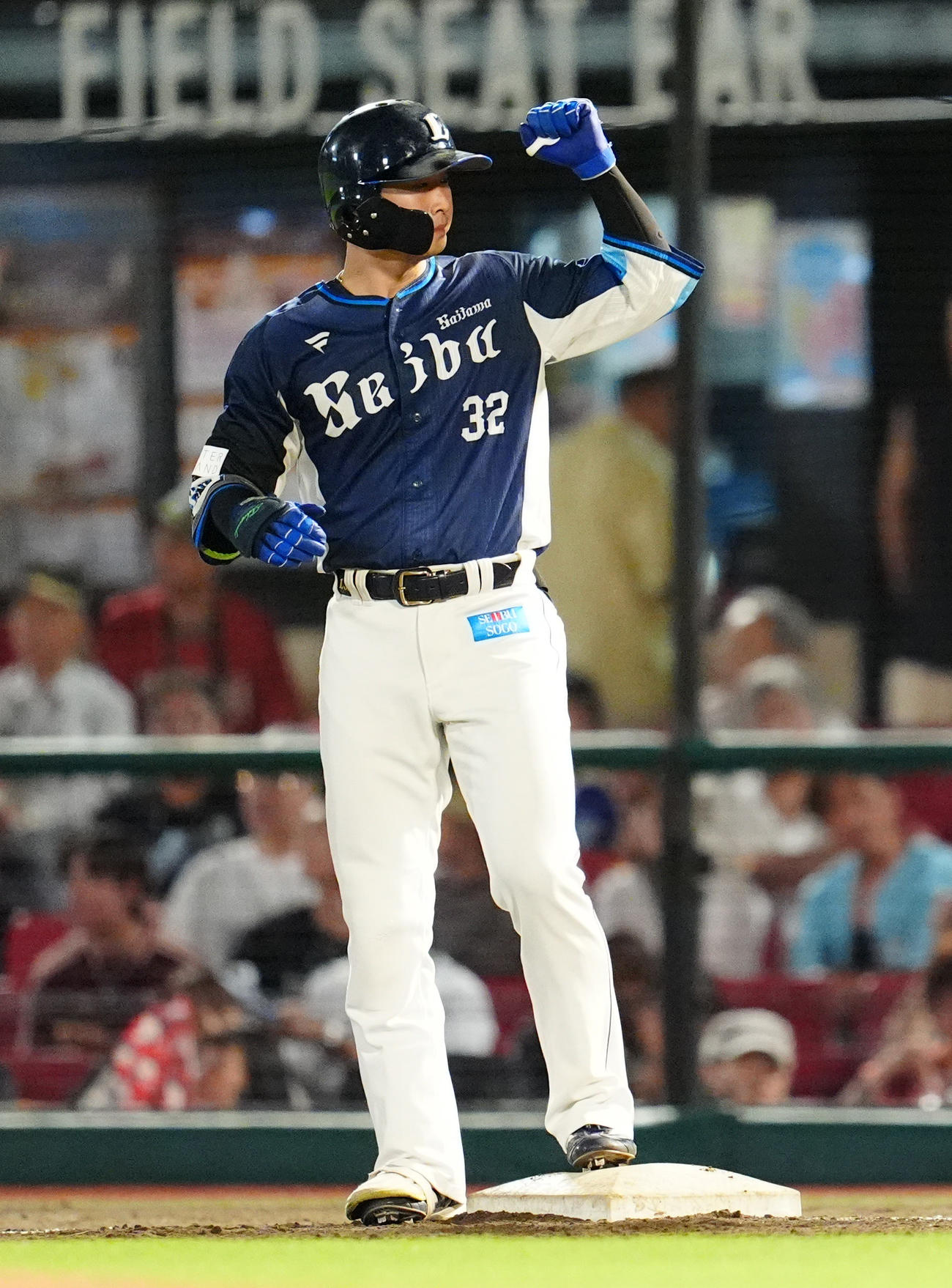 楽天対西武　3回表西武1死一、二塁、中前へ適時打を放ち塁上でガッツポーズの山村（撮影・清水貴仁）