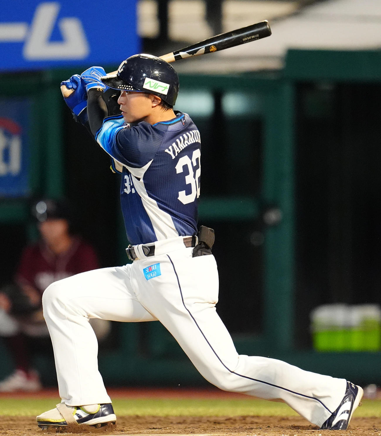 楽天対西武　3回表西武1死一、二塁、中前へ適時打を放つ山村（撮影・清水貴仁）