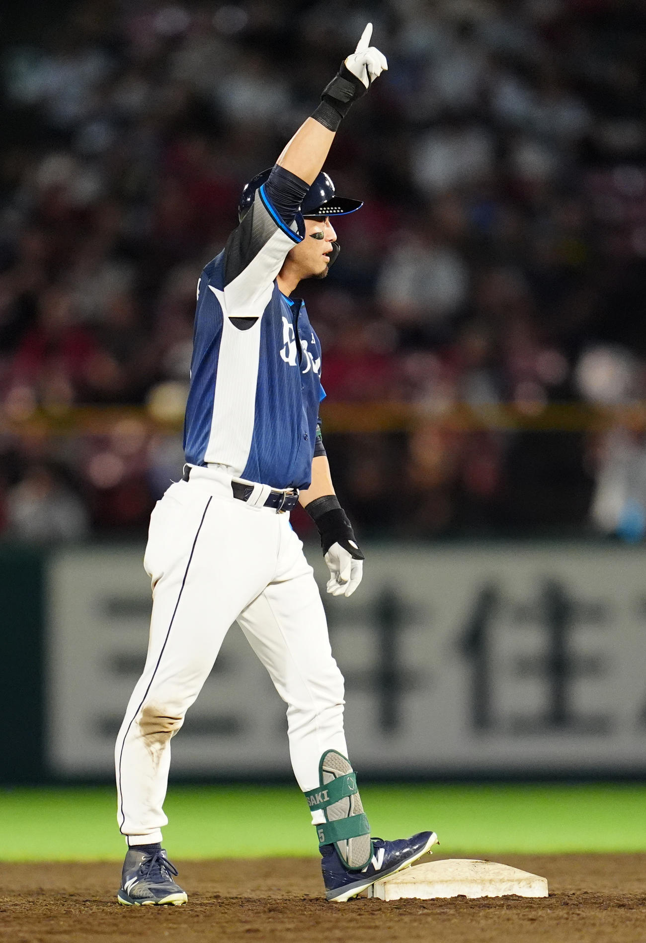 楽天対西武　3回表西武無死二塁、右中間へ適時二塁打を放ち右手を突き上げる外崎（撮影・清水貴仁）