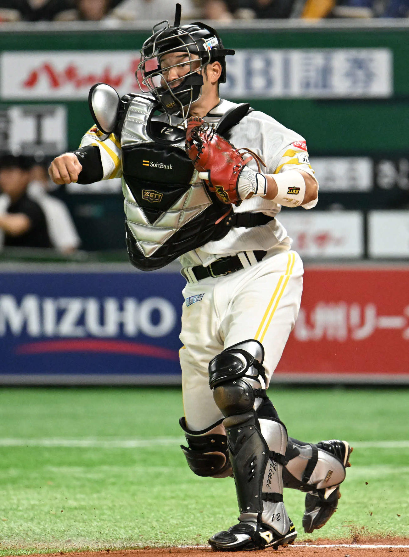 ソフトバンク対オリックス　7回表オリックス2死二塁、二塁走者紅林を走塁死に仕留める嶺井（撮影・林敢治）