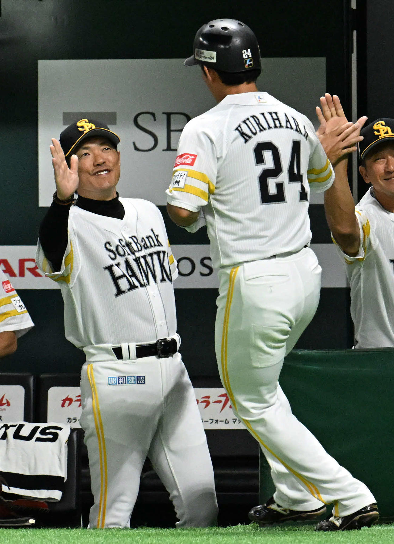ソフトバンク対オリックス　2回裏ソフトバンク無死満塁、嶺井の適時打で生還した栗原（右）（撮影・林敢治）