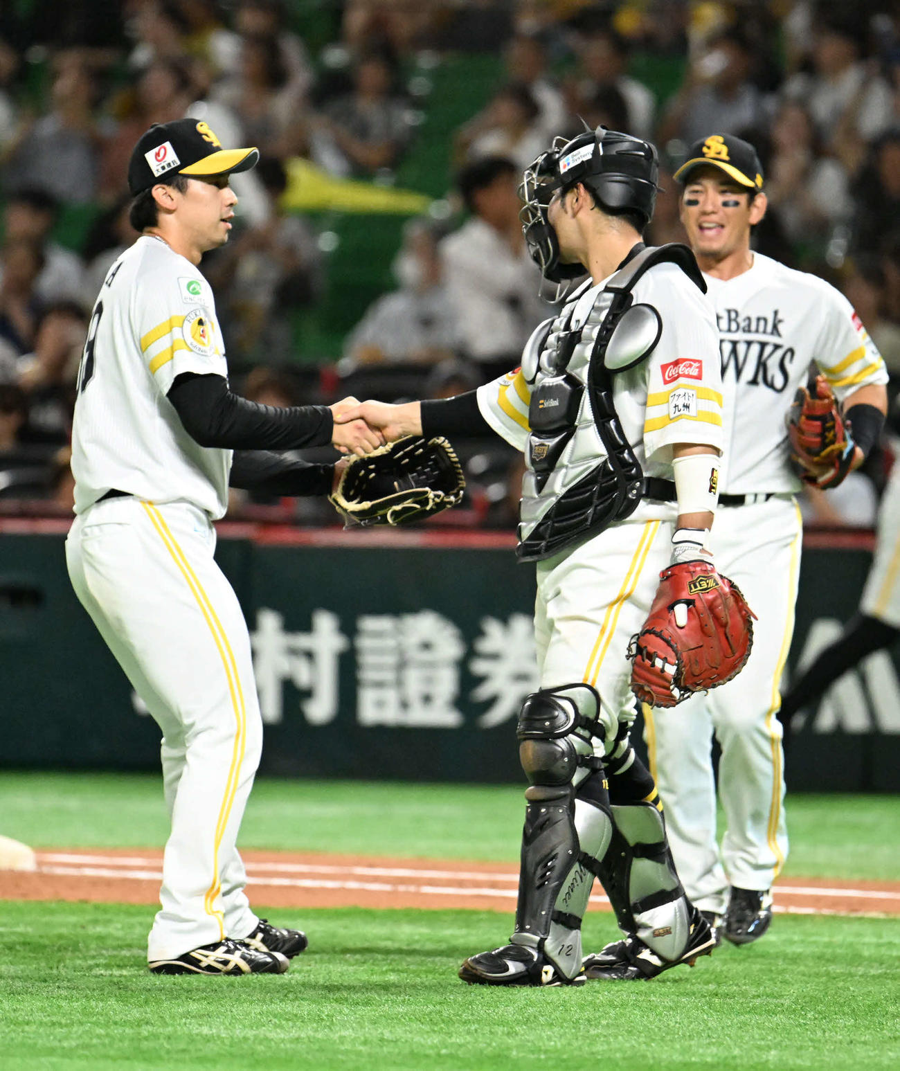 ソフトバンク対オリックス　勝利を収め握手を交わす尾形（左）と嶺井（撮影・林敢治）