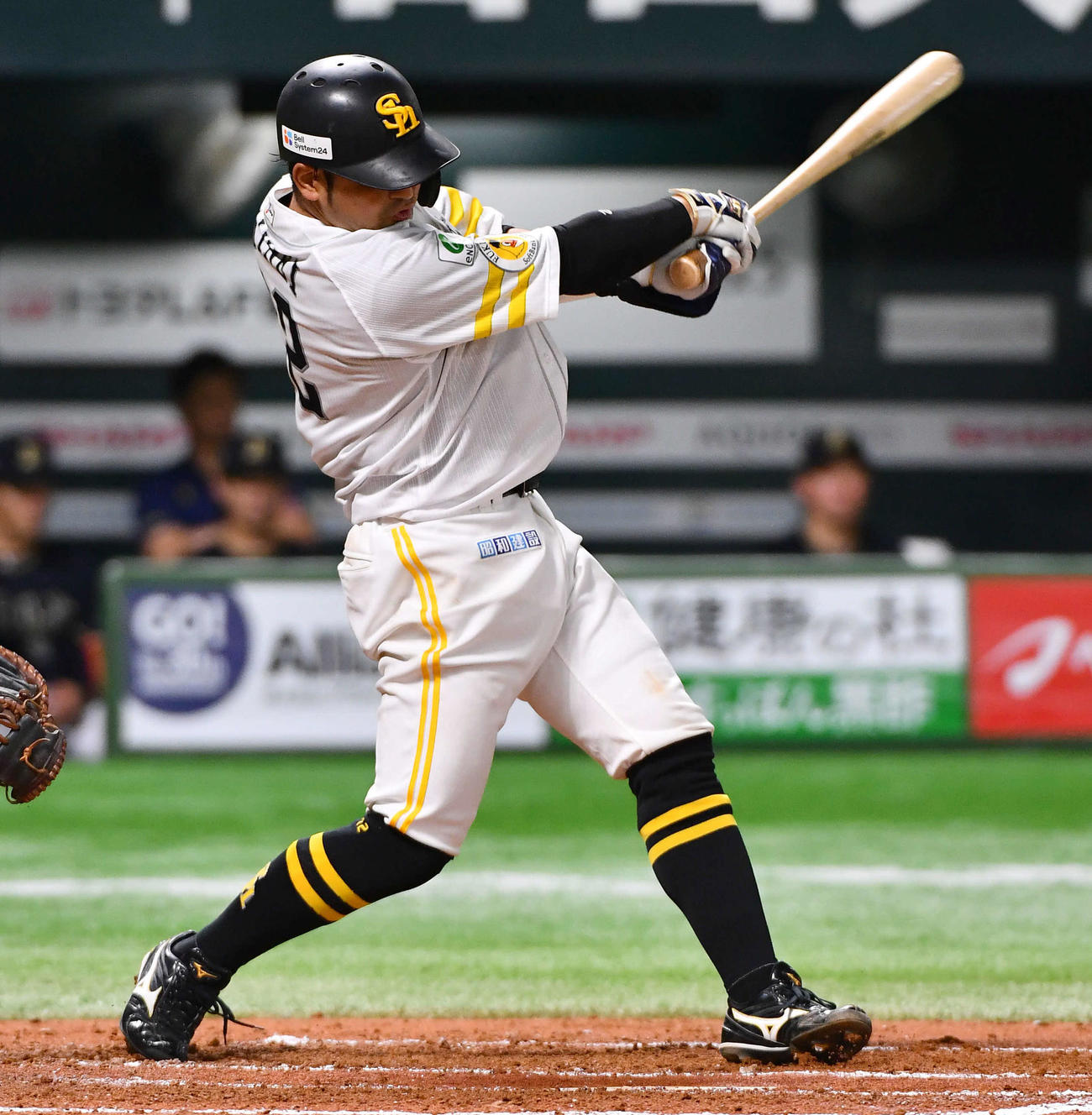 ソフトバンク対オリックス　2回裏ソフトバンク無死満塁、嶺井は左前適時打を放つ（撮影・岩下翔太）