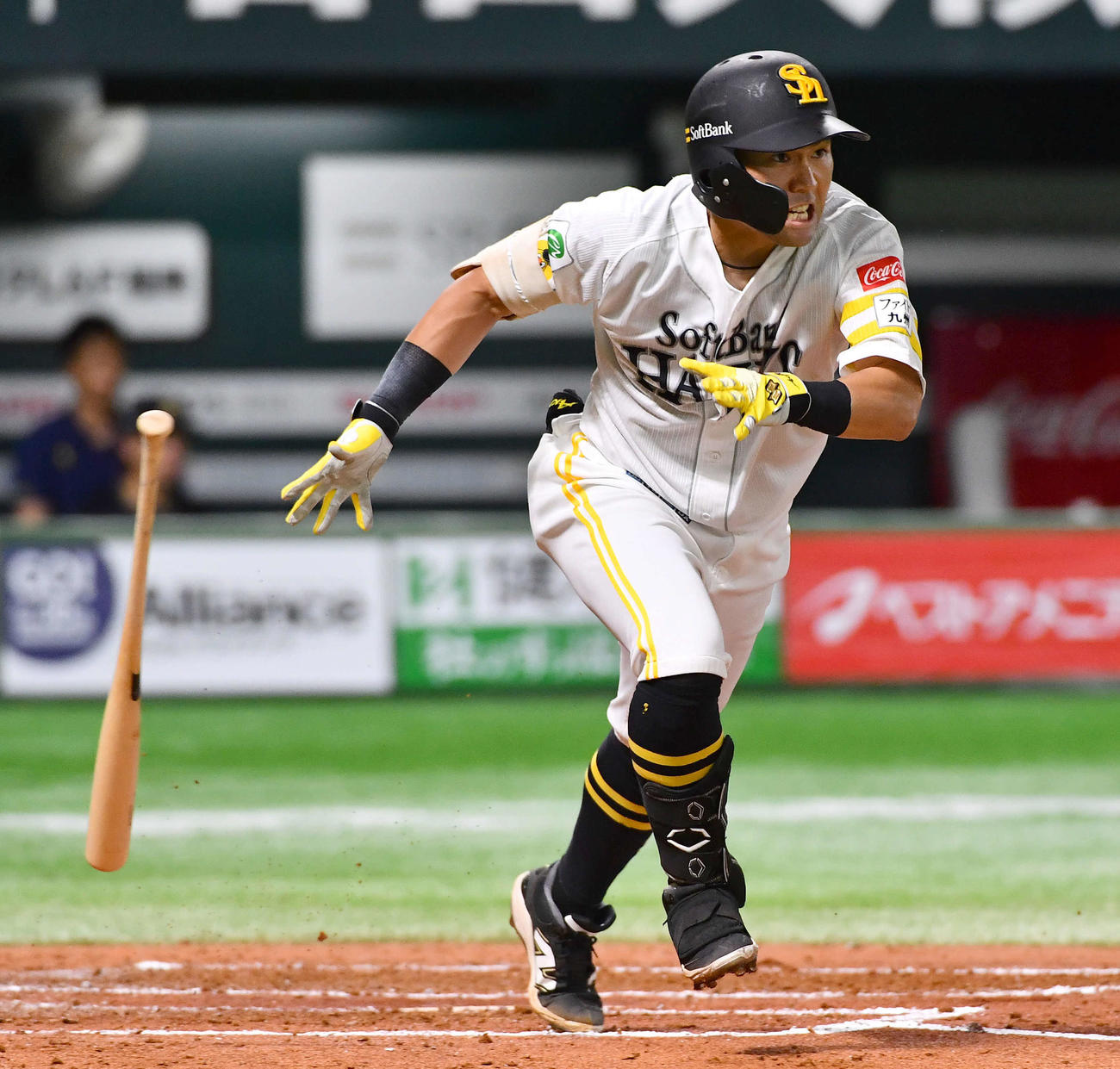 ソフトバンク対オリックス　2回裏ソフトバンク無死、中村は右翼線へ二塁打を放つ（撮影・岩下翔太）