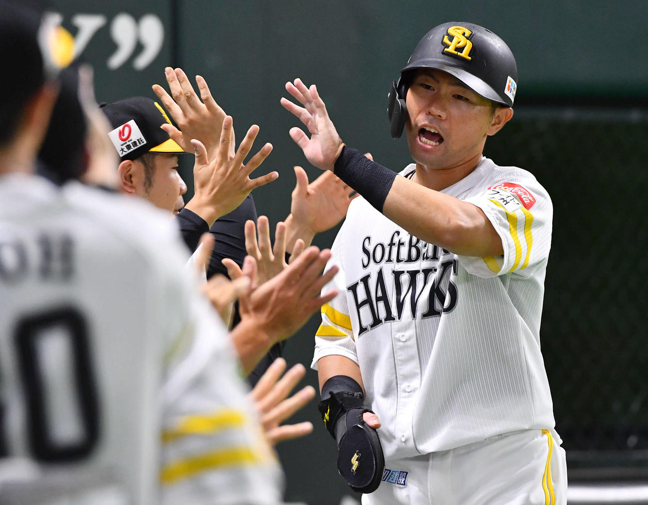 ソフトバンク対オリックス　2回裏ソフトバンク無死一、三塁、今宮の先制左前適時打で生還し、ナインとタッチを交わす中村（撮影・岩下翔太）