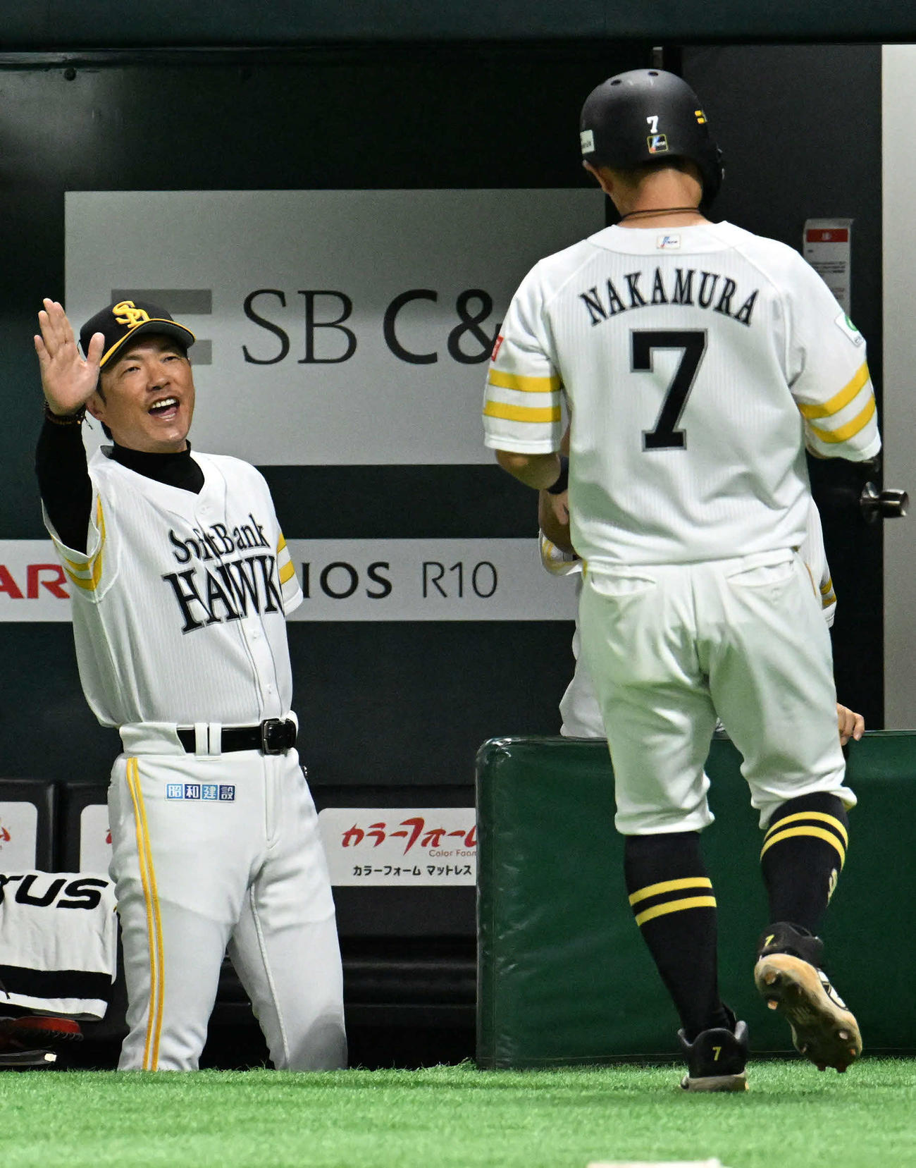 ソフトバンク対オリックス　2回裏ソフトバンク無死一、三塁、今宮の先制適時打で生還した中村（右）は小久保監督とタッチを交わす（撮影・林敢治）