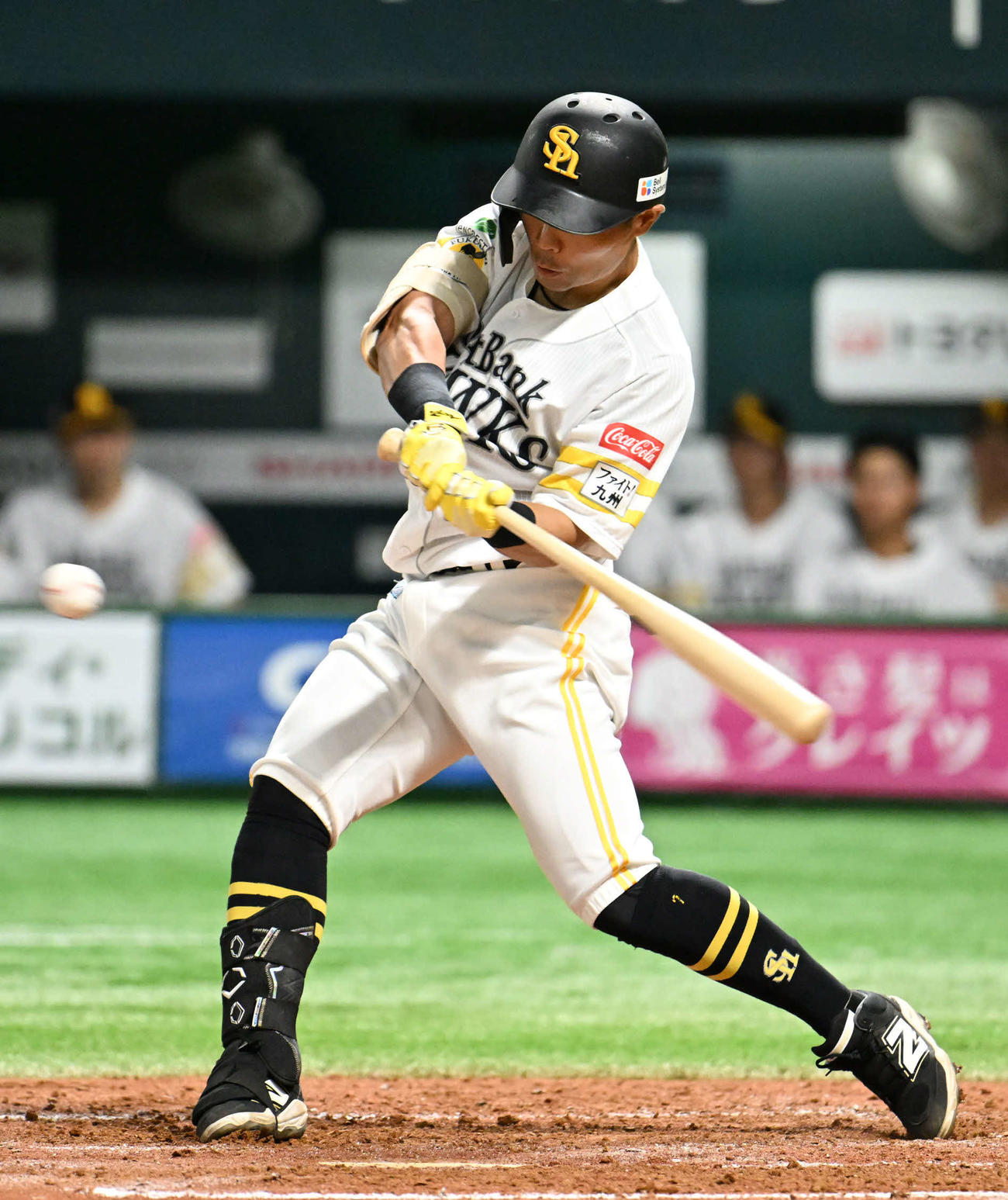 ソフトバンク対オリックス　3回裏ソフトバンク無死、中村は三塁打を放つ（撮影・林敢治）
