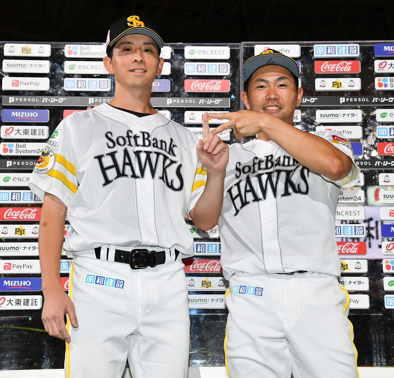 ソフトバンク対オリックス　オリックスに勝利し、お立ち台でPS！ポーズを決める大関（左）と中村（撮影・岩下翔太）