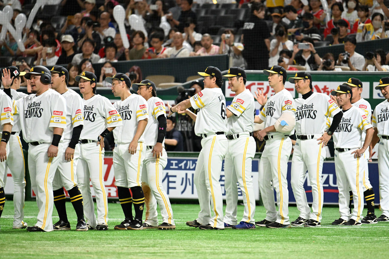 ソフトバンク対オリックス　勝利を収め歓喜するホークスナイン（撮影・林敢治）