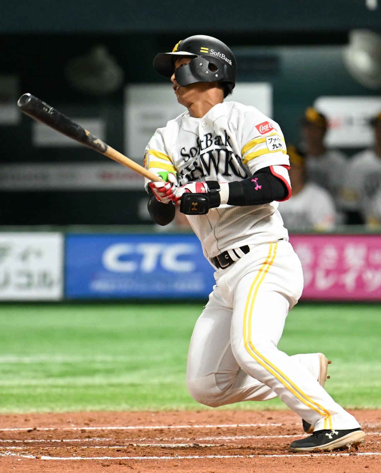 ソフトバンク対オリックス　2回裏ソフトバンク無死一、三塁、今宮は先制適時打を放つ（撮影・林敢治）