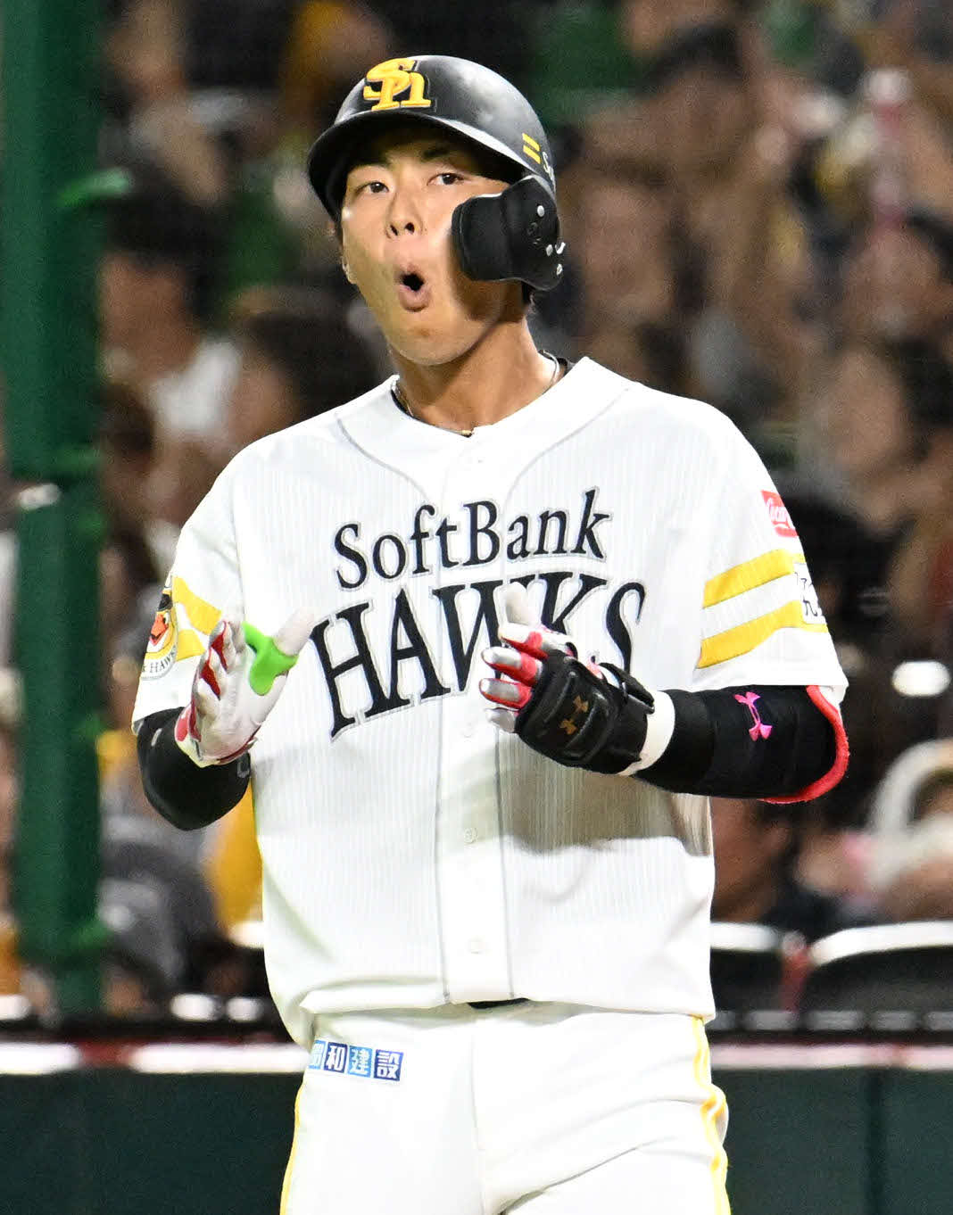 ソフトバンク対オリックス　2回裏ソフトバンク無死一、三塁、今宮は先制適時打を放つ（撮影・林敢治）