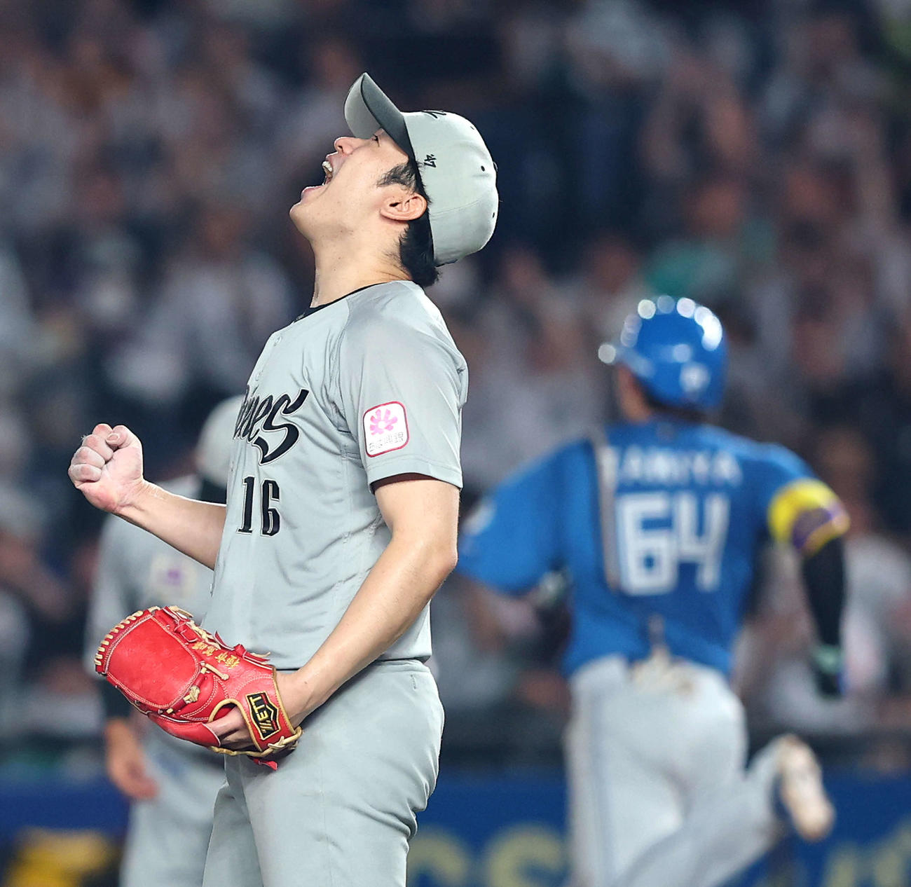 ロッテ対日本ハム　9回表日本ハム2死、田宮を遊ゴロに抑え天を仰ぎガッツポーズする種市（撮影・河田真司）