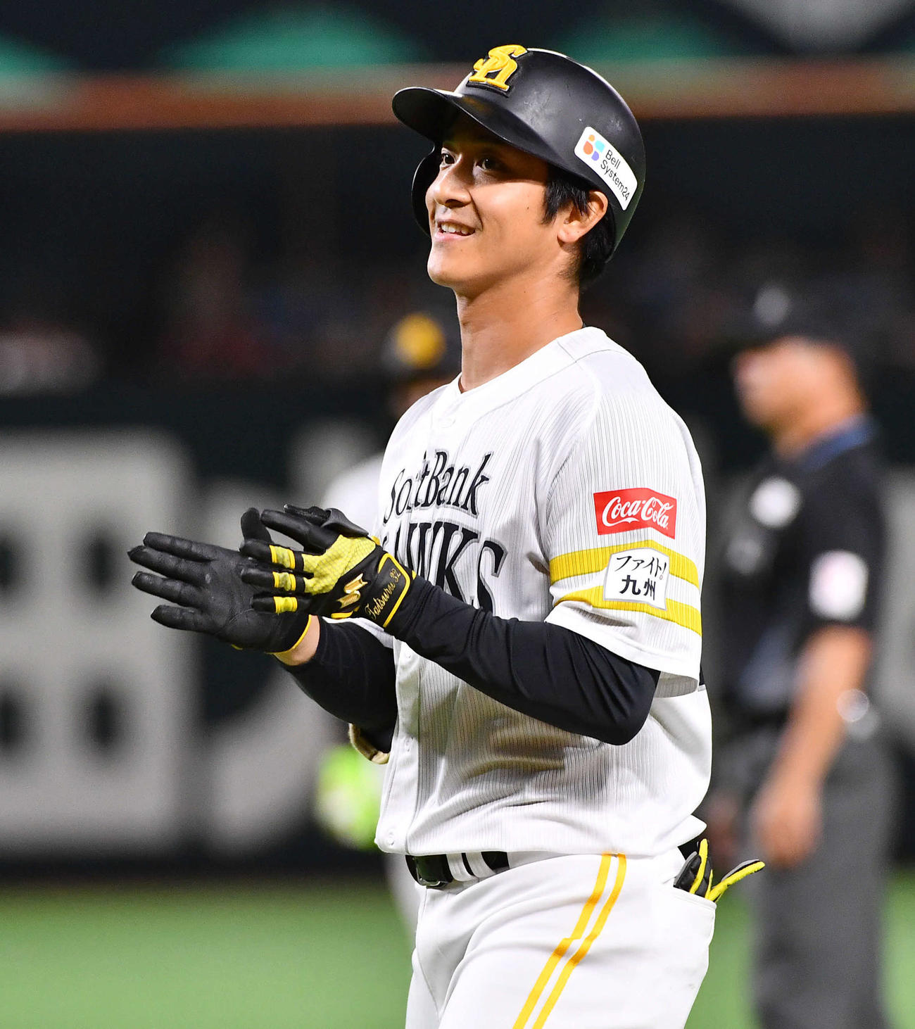 ソフトバンク対オリックス　2回裏ソフトバンク1死満塁、中前2点適時打を放った柳町は笑顔を見せる（撮影・岩下翔太）