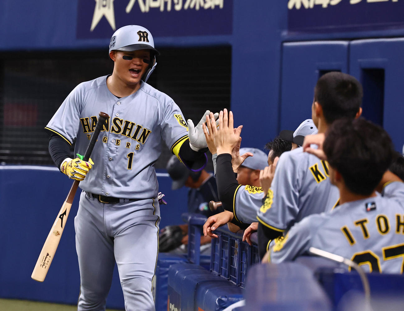 中日対阪神　6回表阪神無死、森下は左越えソロ本塁打を放つ（撮影・上田博志）