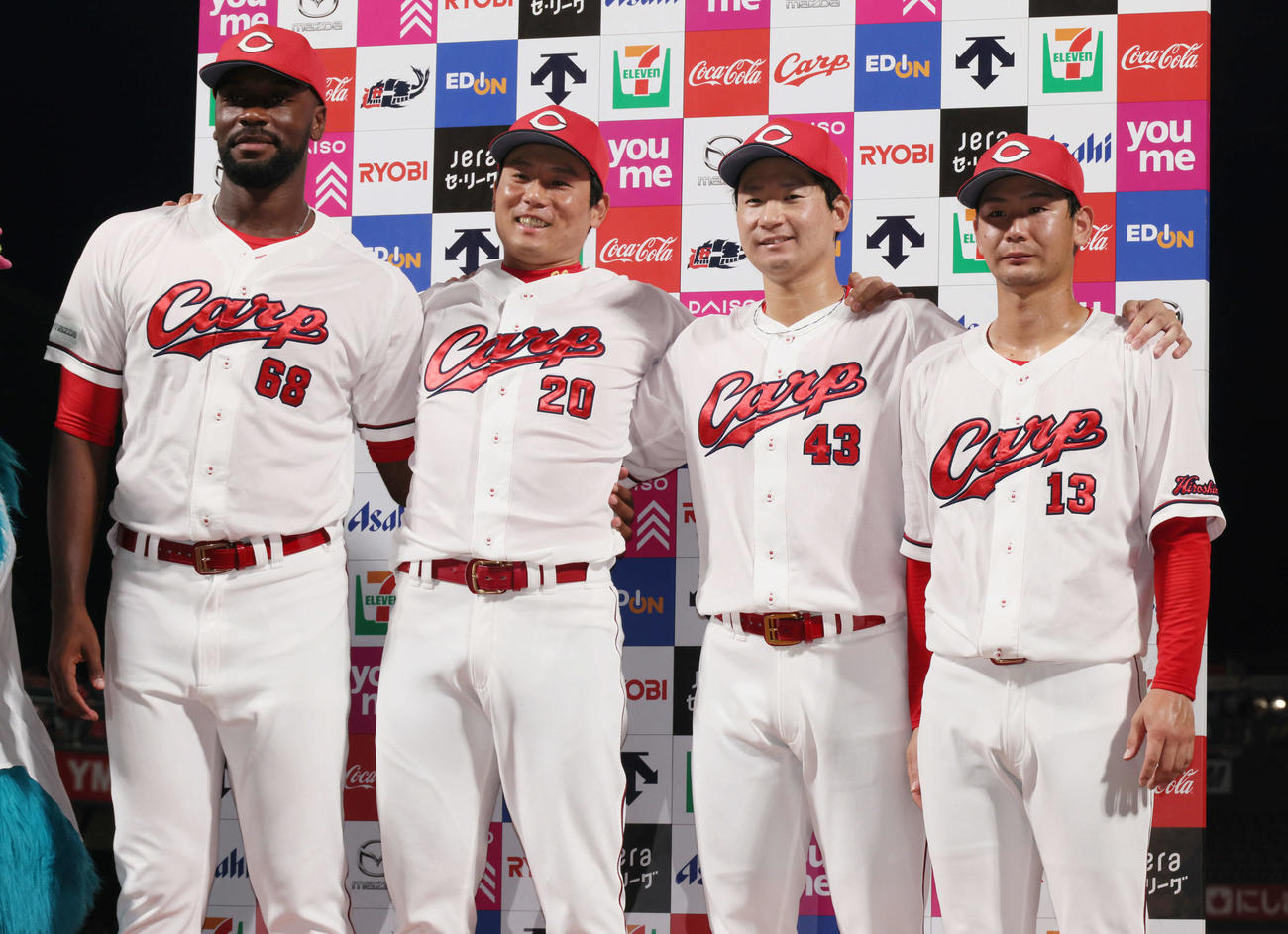 広島対DeNA　お立ち台に並ぶ4投手。左からハーン、栗林、島内、森浦（撮影・加藤孝規）
