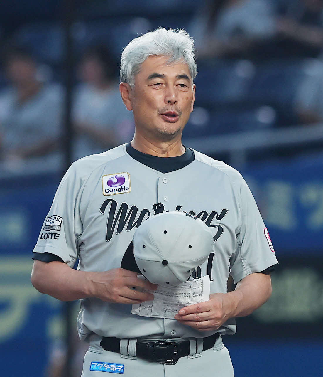 ロッテ対日本ハム　開始前、メンバー表交換に臨むロッテ吉井監督（撮影・河田真司）