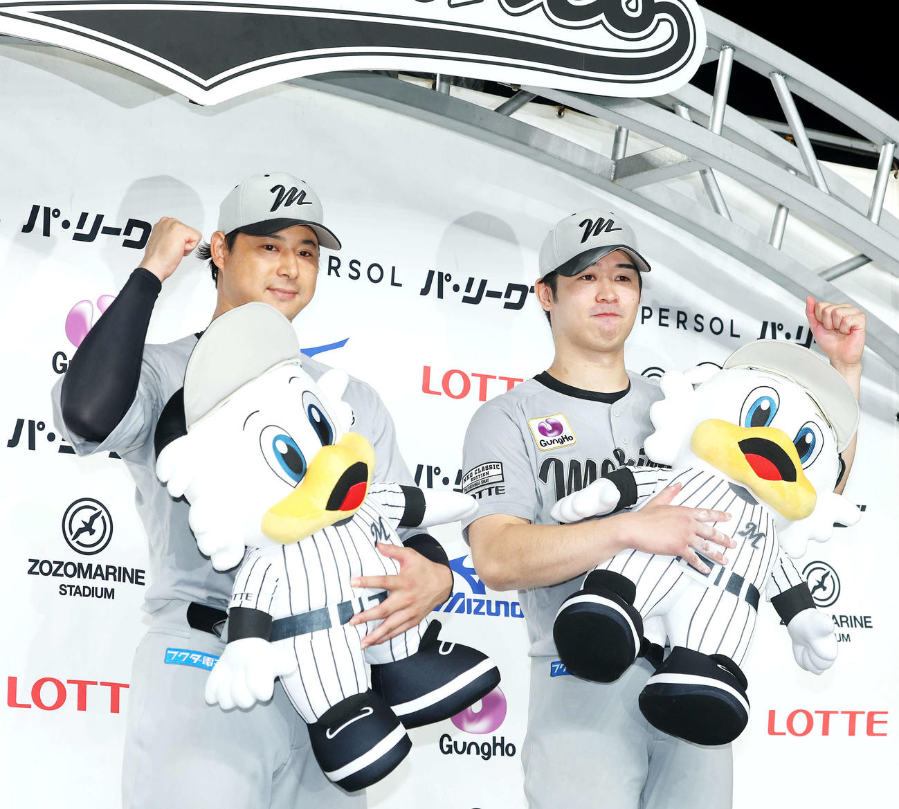 ロッテ対日本ハム　日本ハムに勝利しお立ち台に上がる藤岡（左）と種市（撮影・河田真司）