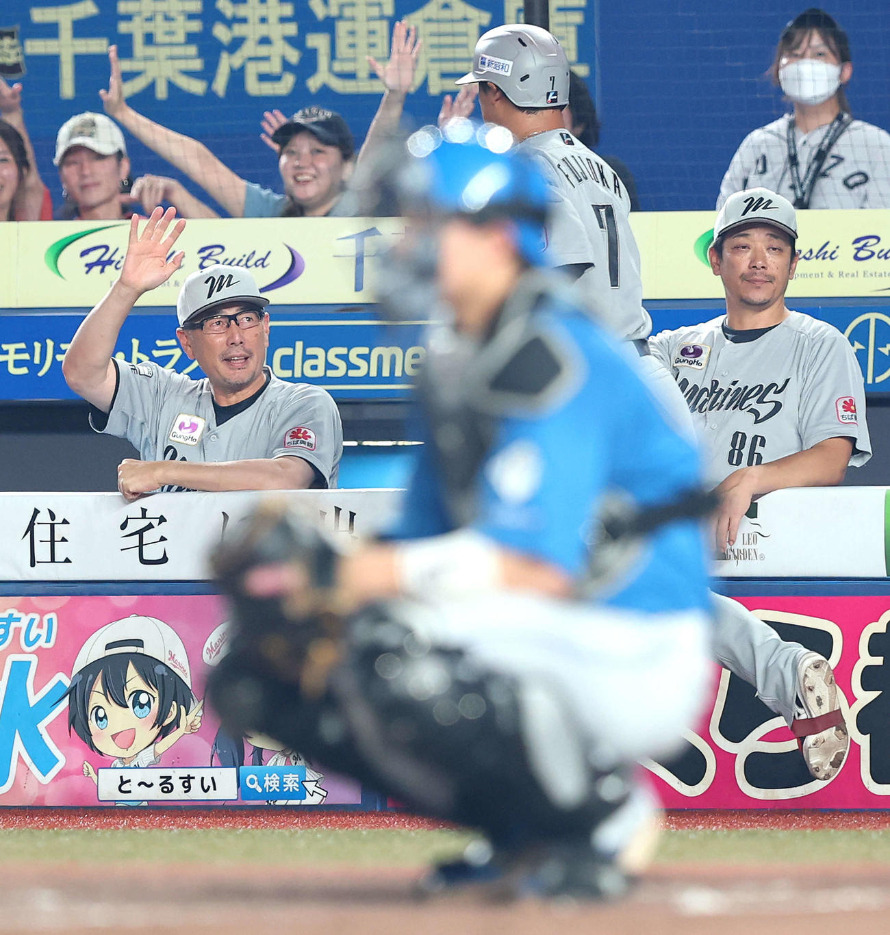 ロッテ対日本ハム　4回裏ロッテ無死、右中間ソロ本塁打で生還する藤岡を迎える吉井監督（左）（撮影・河田真司）