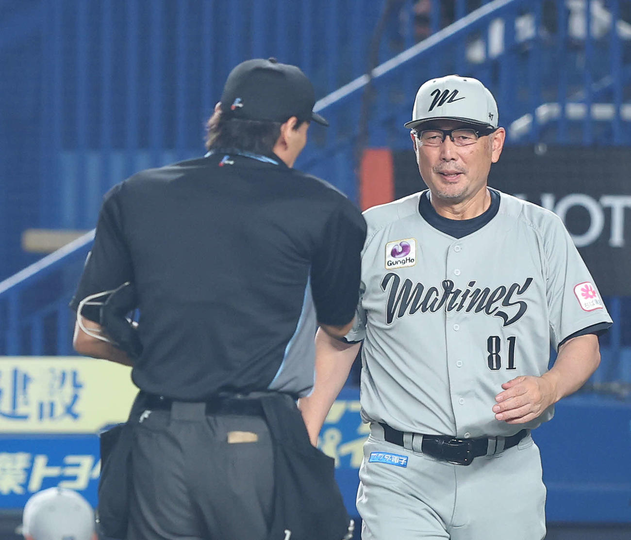 ロッテ対日本ハム　8回裏を終え選手交代を告げる吉井監督（撮影・河田真司）