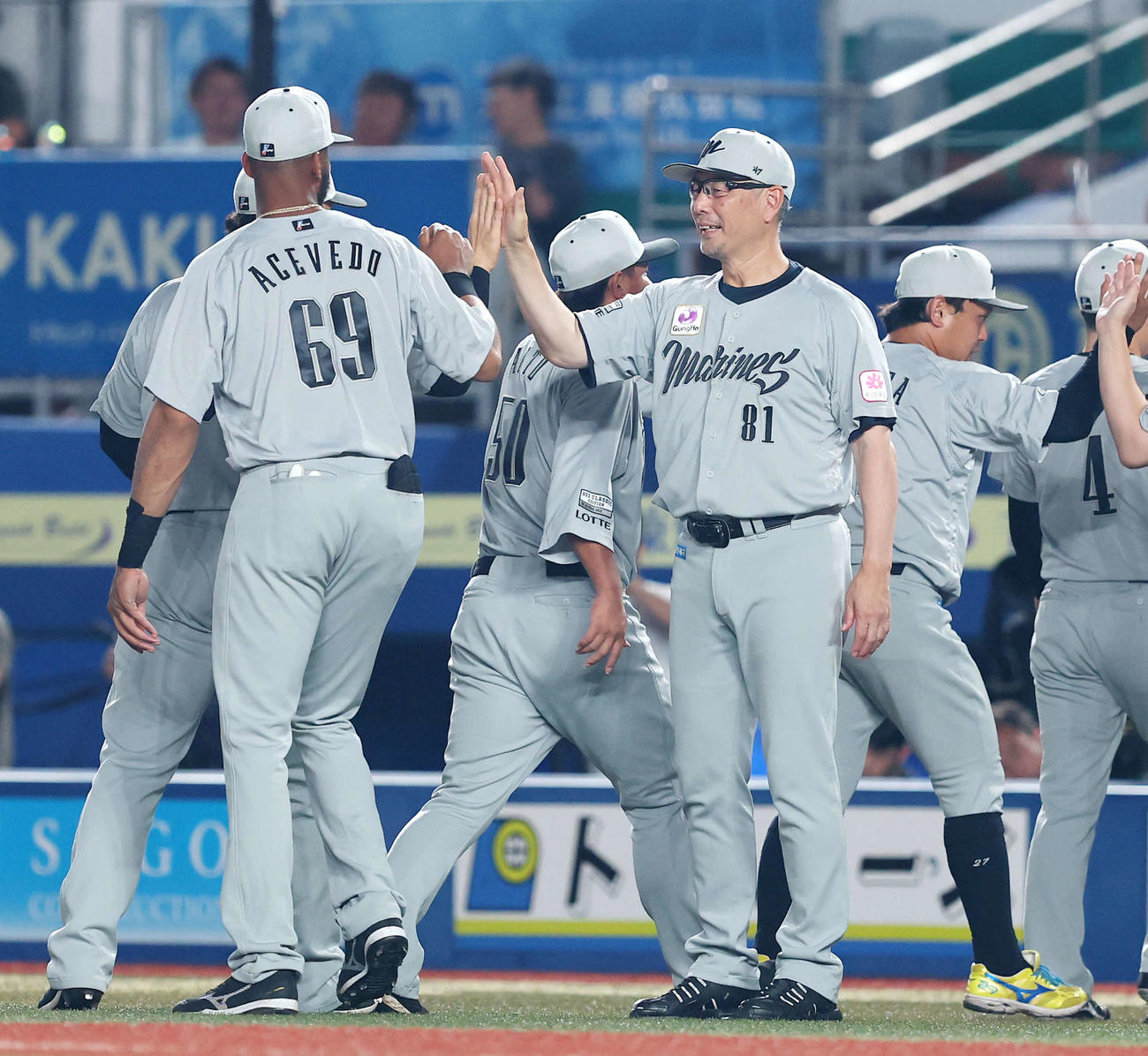 ロッテ対日本ハム　日本ハムに勝利し、アセベド（左）らナインを迎える吉井監督（撮影・河田真司）
