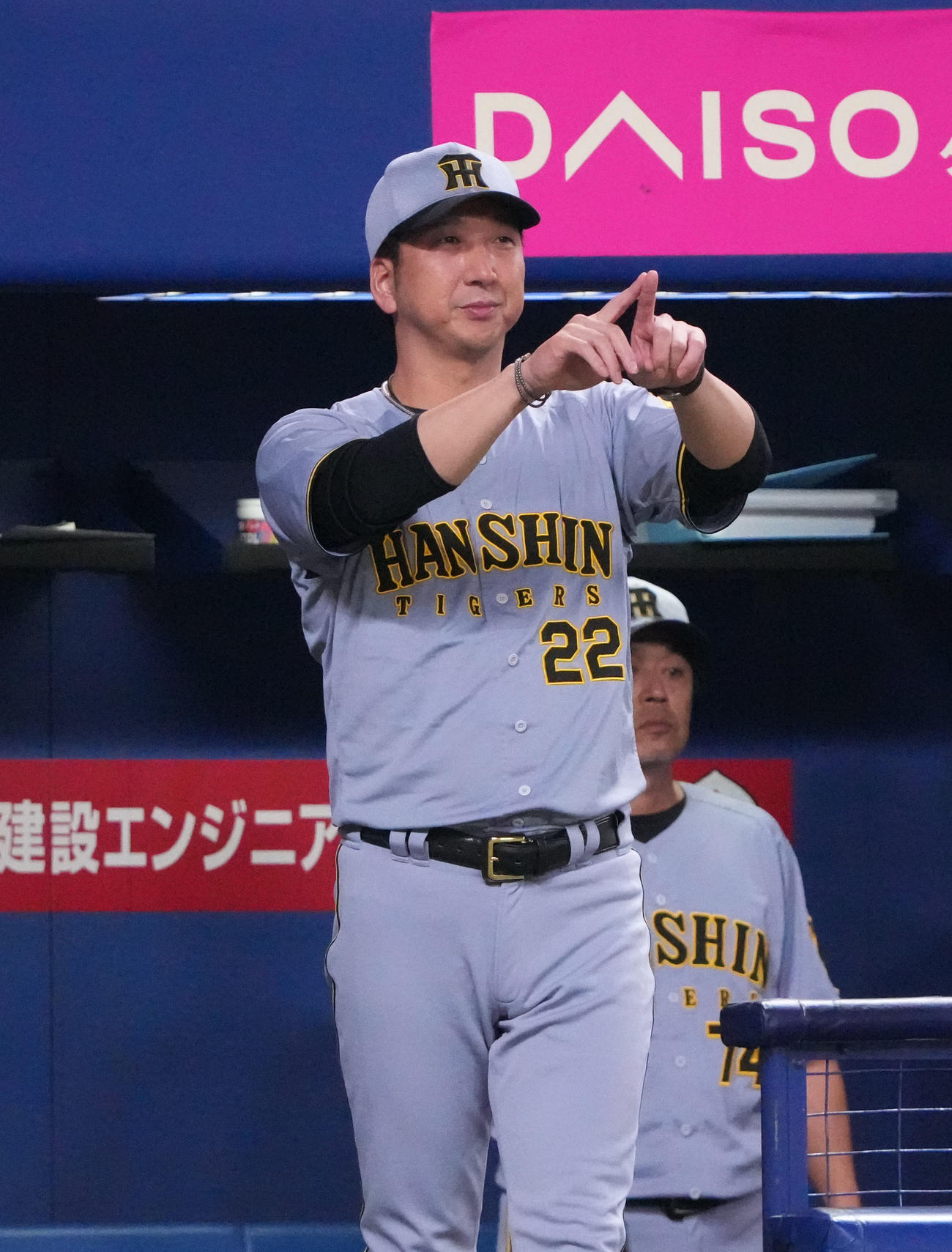 中日対阪神　5回裏中日1死一塁、一塁上の判定にリクエストをする藤川監督（撮影・森本幸一）