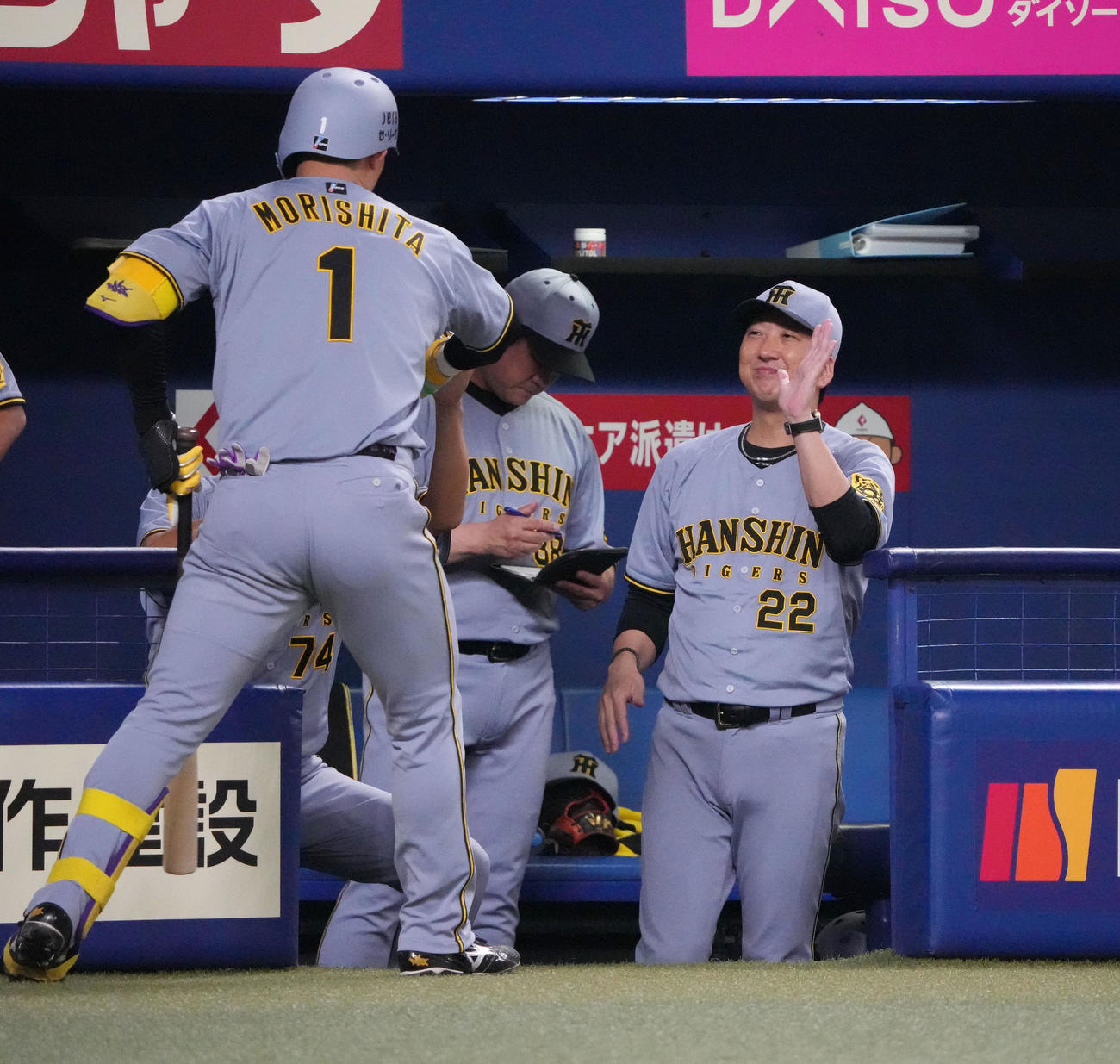 中日対阪神　6回表阪神無死、藤川監督（右）は左越え本塁打を放った森下を迎える（撮影・森本幸一）