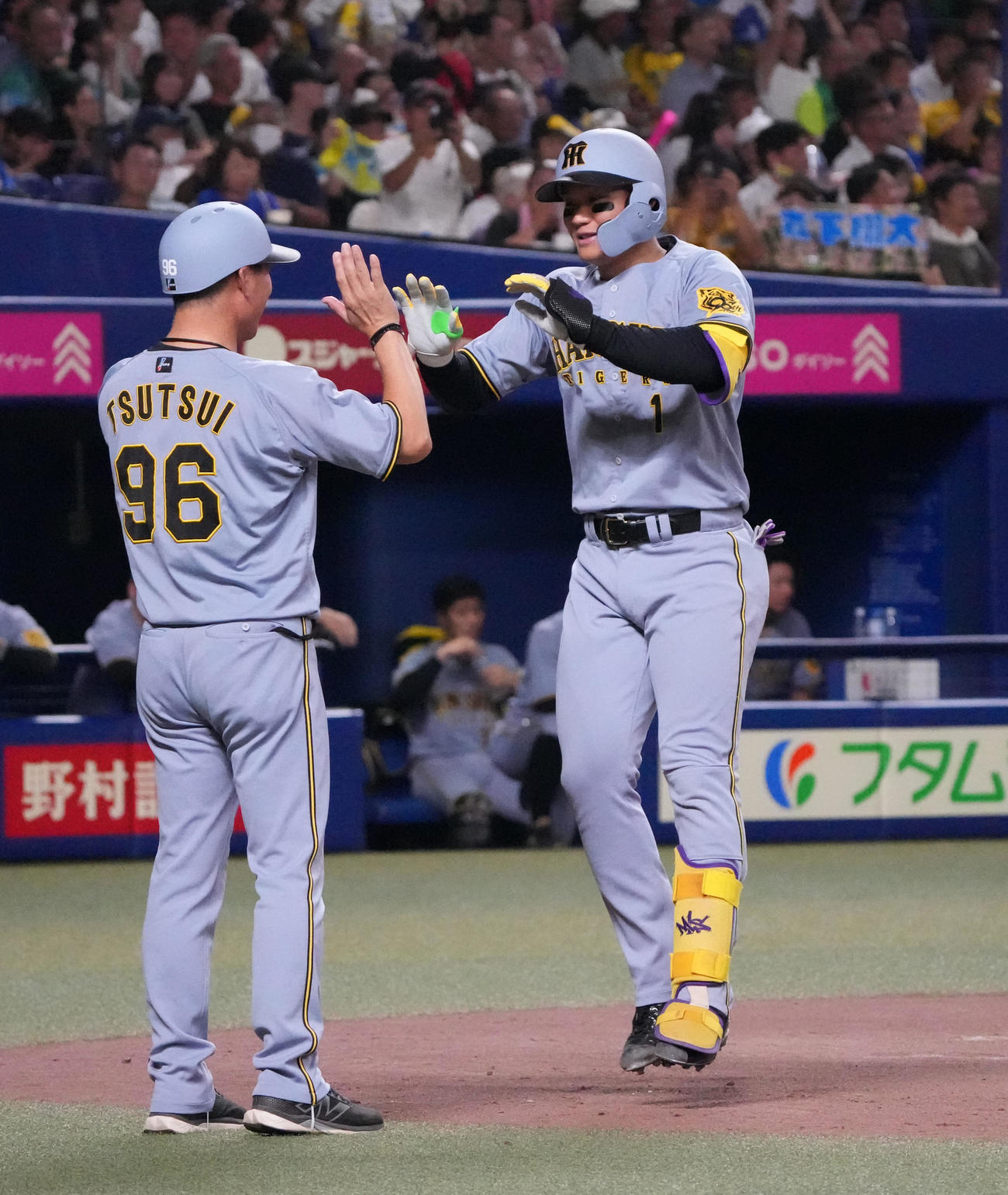 中日対阪神　6回表阪神無死、森下（右）は左越えソロ本塁打を放ち生還する（撮影・森本幸一）