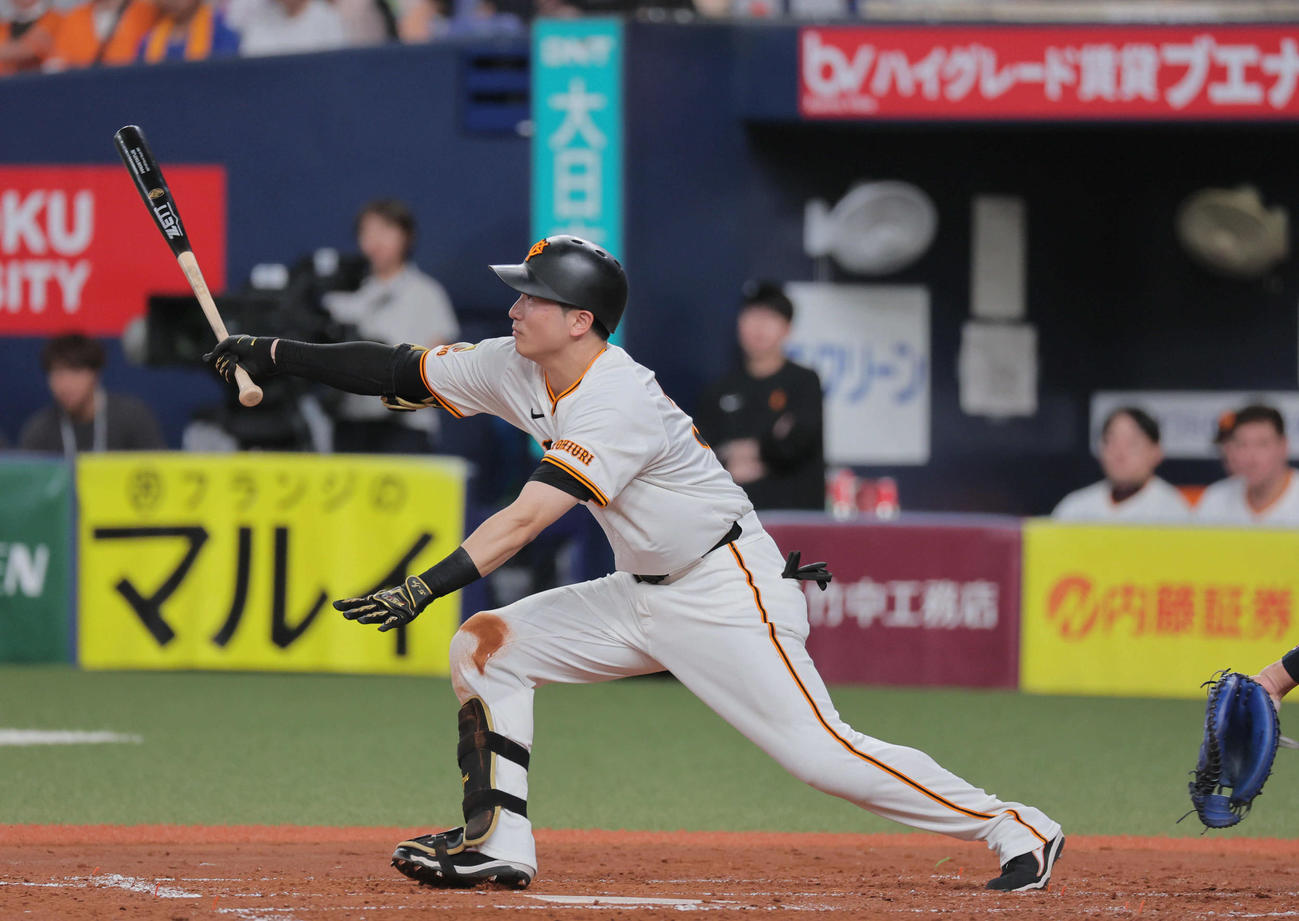 巨人対ヤクルト　2回裏巨人2死、泉口は中前打を放つ（撮影・宮崎幸一）