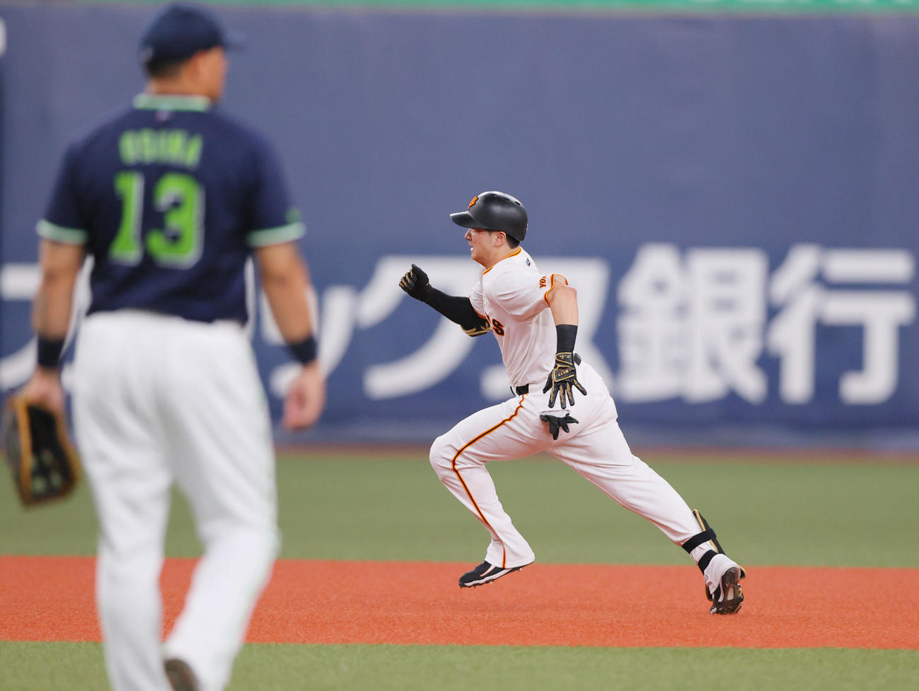 巨人対ヤクルト　1回裏巨人無死一、二塁、泉口は右2点適時三塁打を放ち三塁に向かう（撮影・上山淳一）