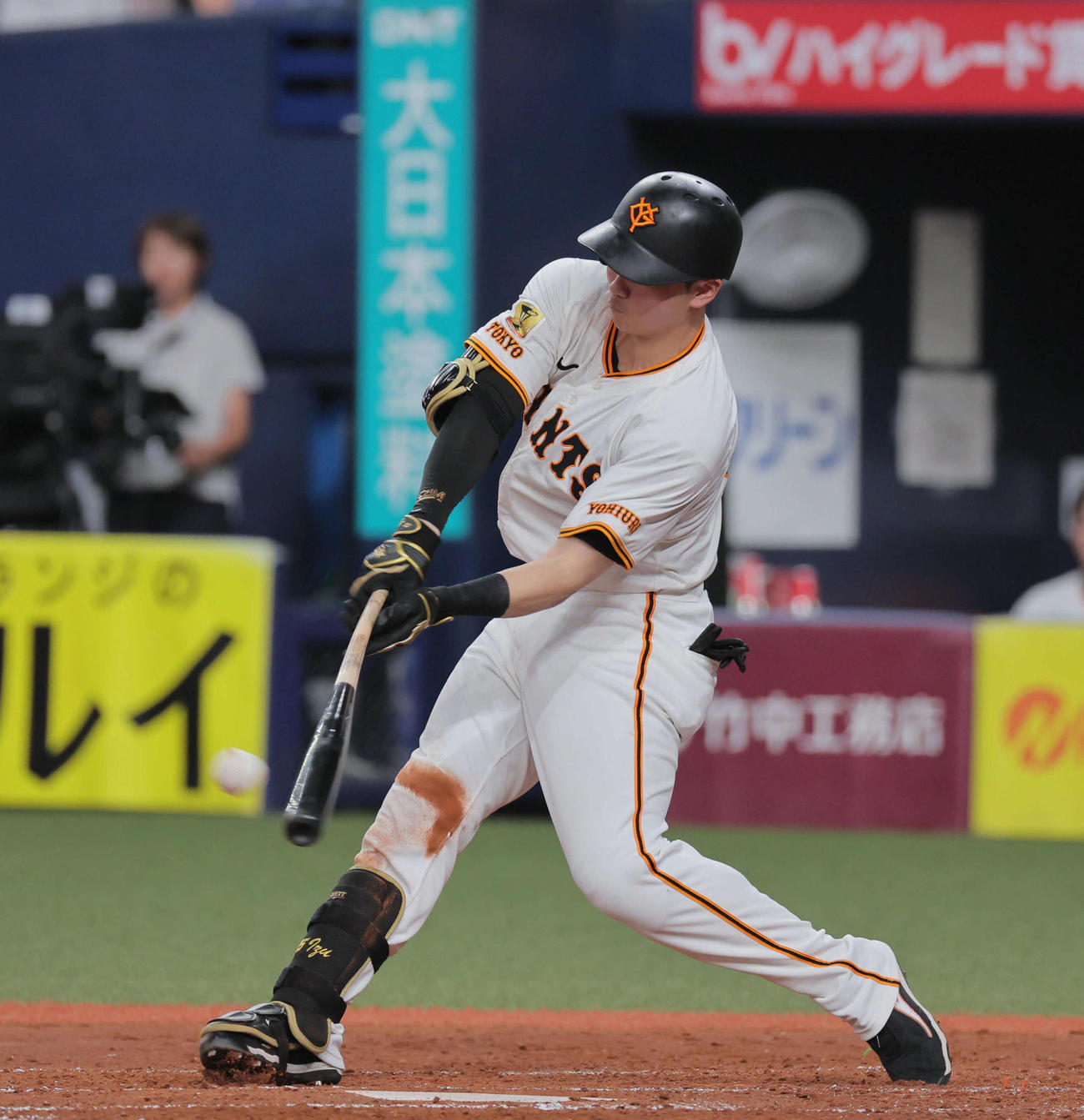 巨人対ヤクルト　2回裏巨人2死、泉口は中前打を放つ（撮影・宮崎幸一）