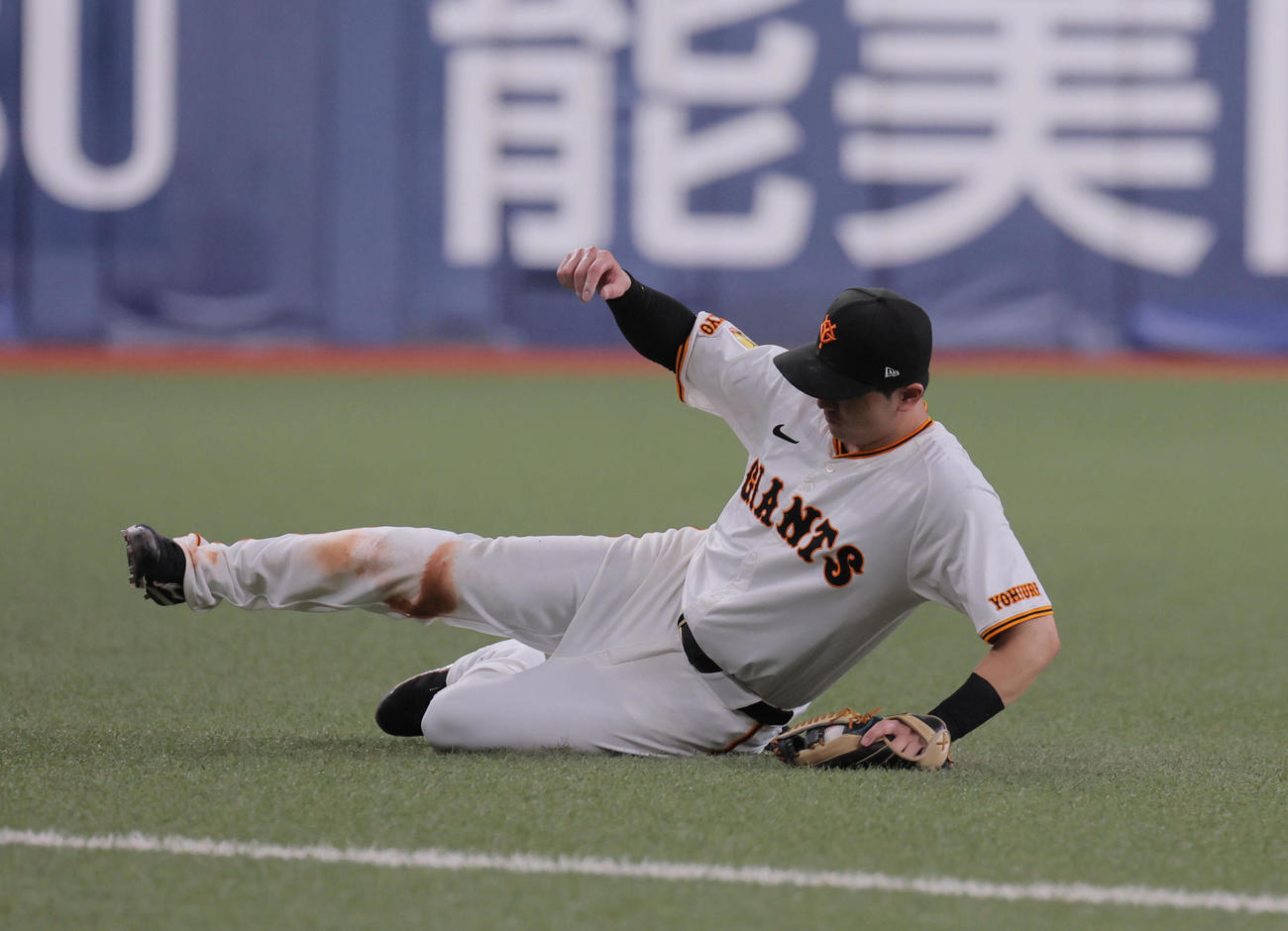 巨人対ヤクルト　9回表ヤクルト無死、泉口は宮本の飛球をスライディングキャッチ（撮影・宮崎幸一）