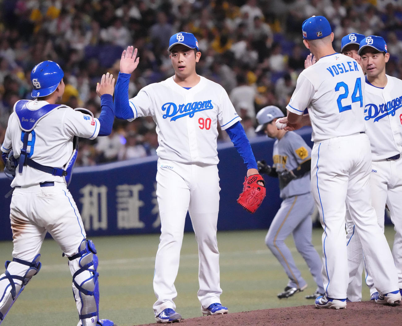 中日対阪神　試合終了、松山（中央）はリリーフしナインとタッチを交わす（撮影・森本幸一）