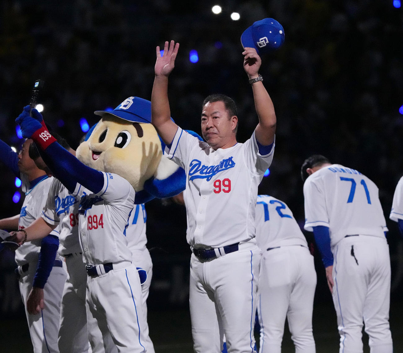中日対阪神　試合終了、井上監督（中央）はスタンドの観客に向かって手を振る（撮影・森本幸一）