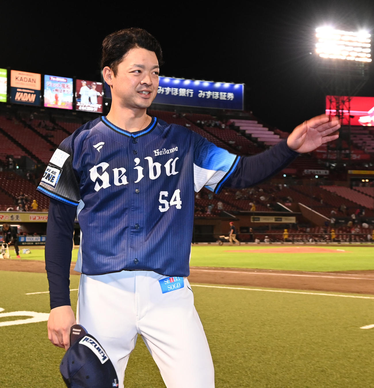 楽天対西武　好リリーフをみせヒーローとなった西武黒木がファンに手を振る（撮影・清水貴仁）