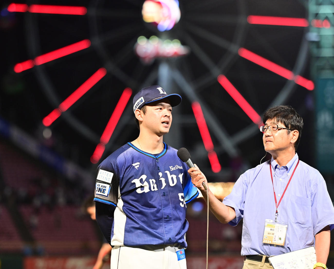 楽天対西武　好リリーフをみせた西武黒木がヒーローインタビューを受ける（撮影・清水貴仁）