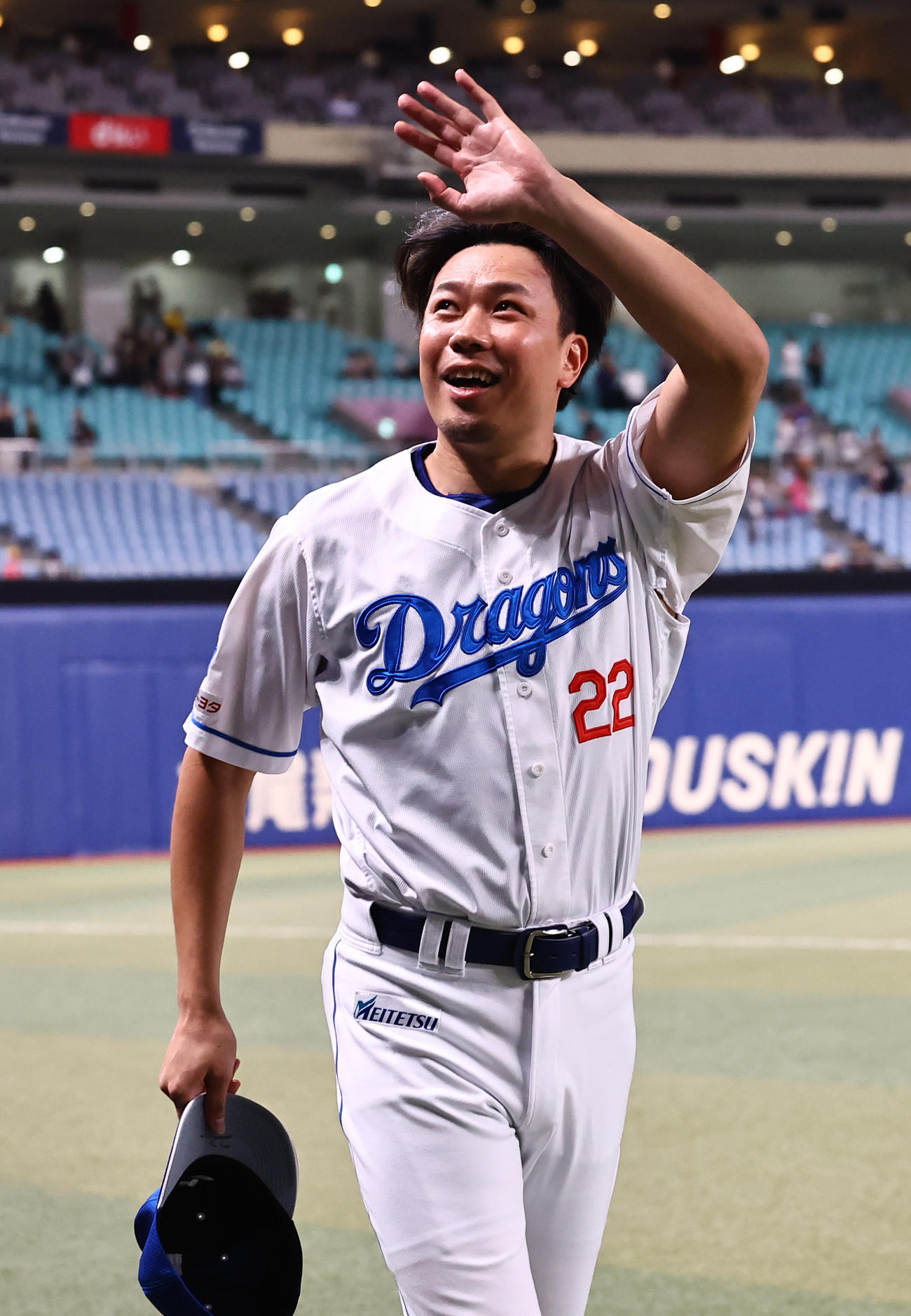中日対阪神　9勝目をあげた大野はファンの歓声に手を振って応える（撮影・上田博志）