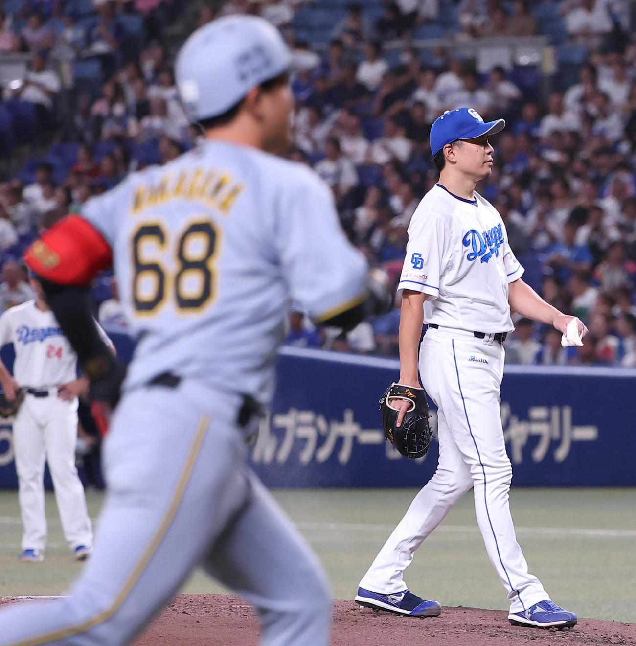 中日対阪神　3回表阪神無死、大野（右）は中川に先制ソロ本塁打を浴びる（撮影・上田博志）