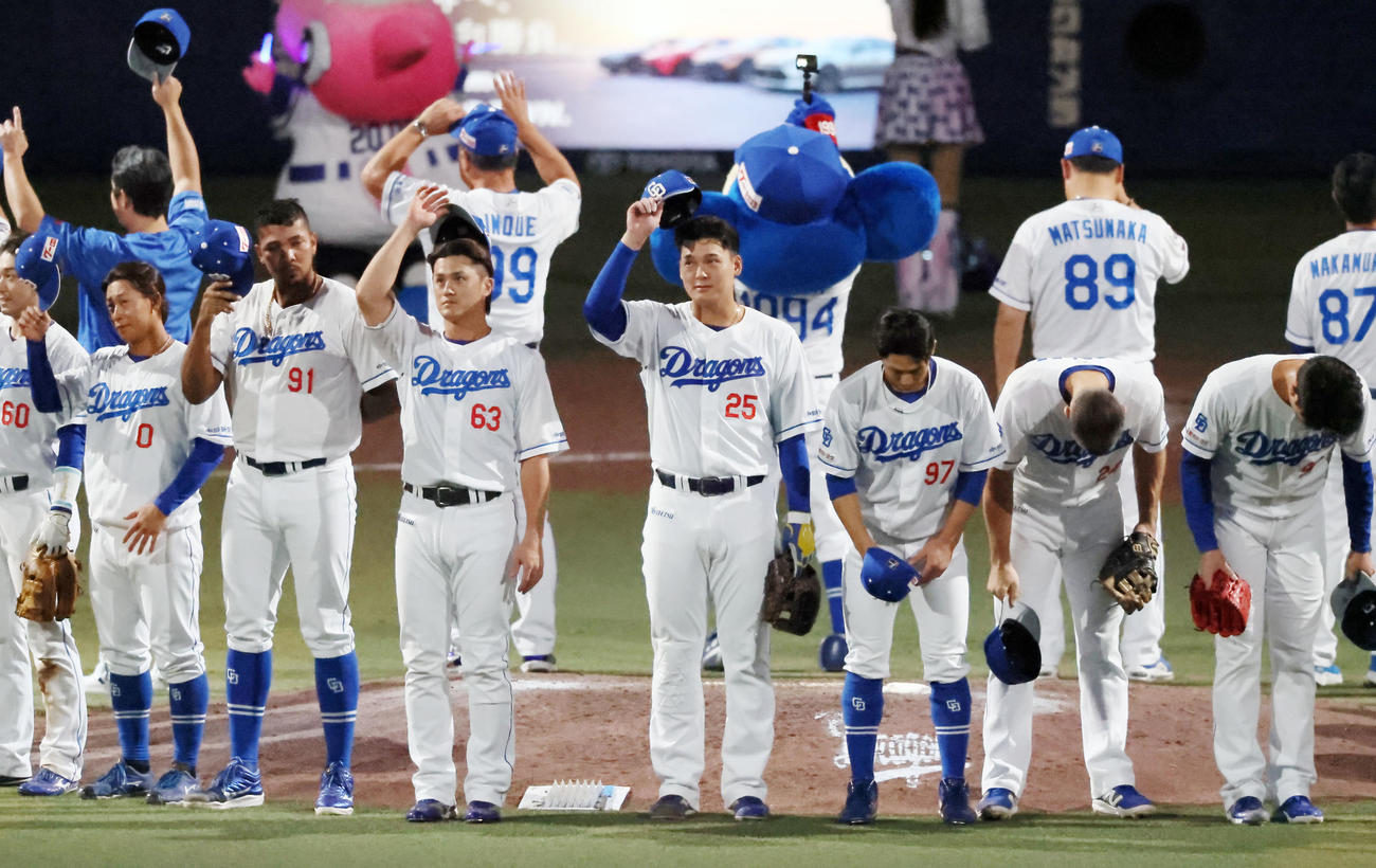 中日対阪神　阪神に勝利しマウンドで円陣を作りあいさつする石川昂（中央）ら中日ナイン（撮影・加藤哉）