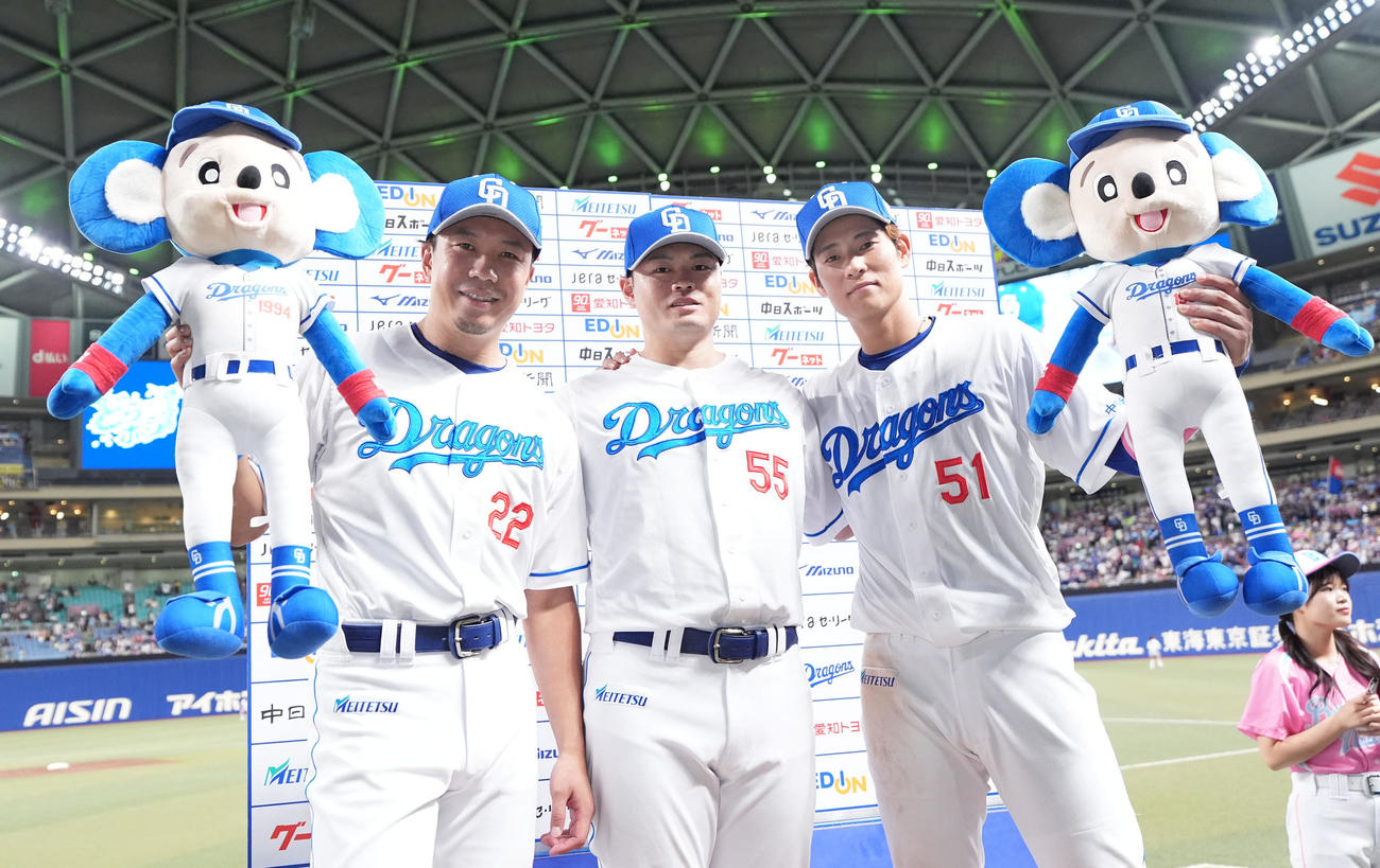 中日対阪神　ヒーローインタビューを終えポーズを決める、左から大野、細川、上林（撮影・森本幸一）
