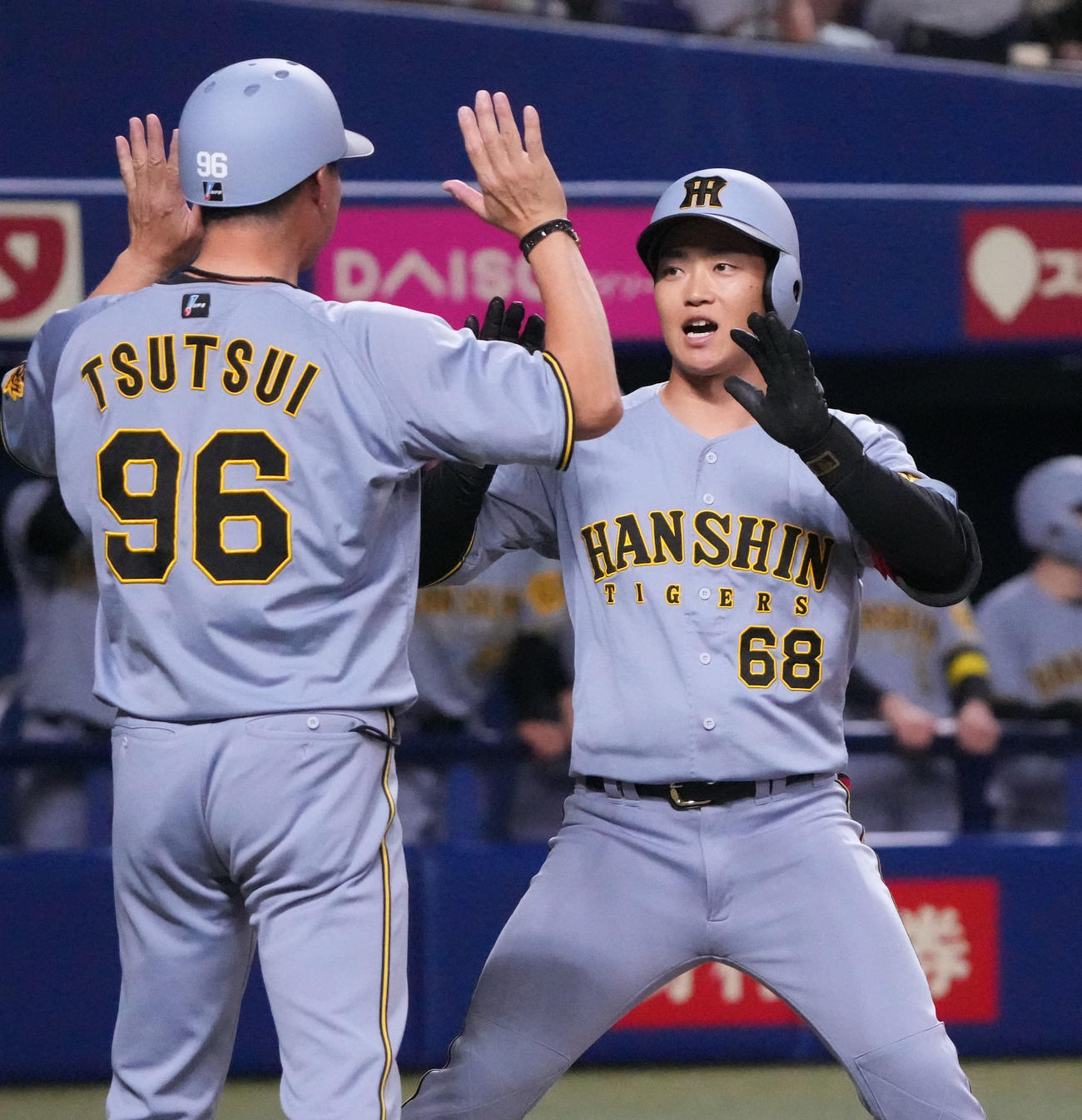 中日対阪神　3回表阪神無死、中川（右）は左越えソロ本塁打を放ち生還する（撮影・森本幸一）